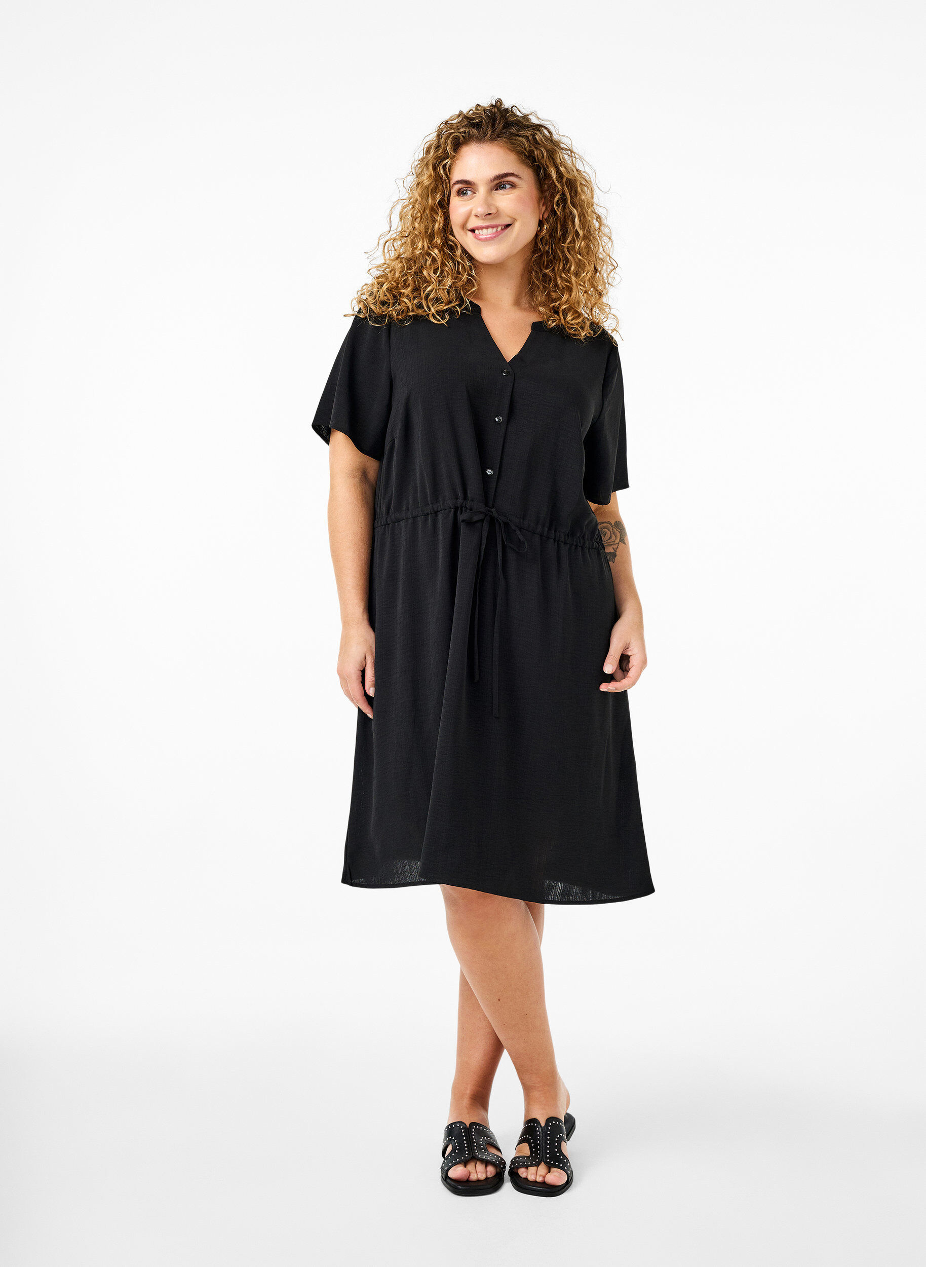 Zizzi Kurz&auml;rmliges Kleid mit Bindeband an der Taille, Black, Model image number 2