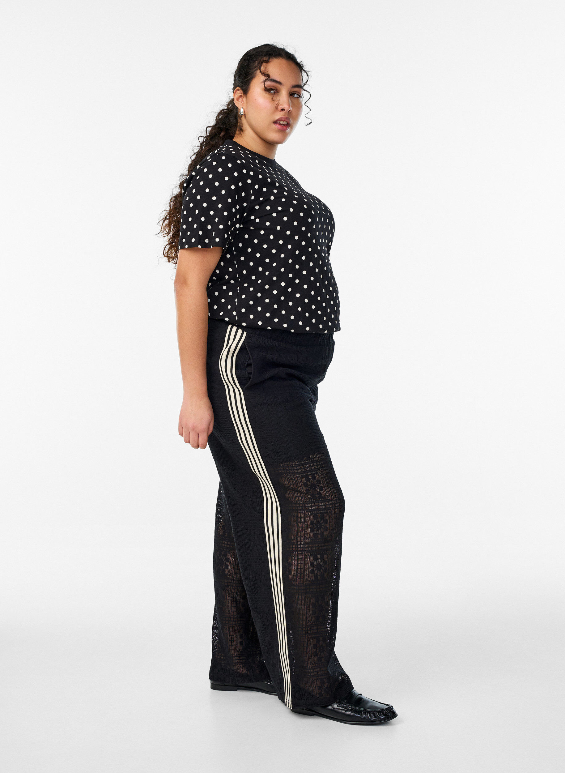 Zizzi Weite Spitzenhose mit Kontraststreifen, Schwarz, Model image number 3