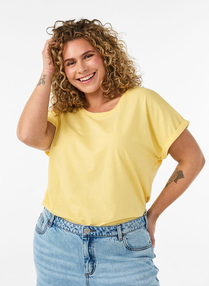 Kurz&auml;rmeliges T-Shirt aus einer Baumwollmischung, Gelb, Model image number 0