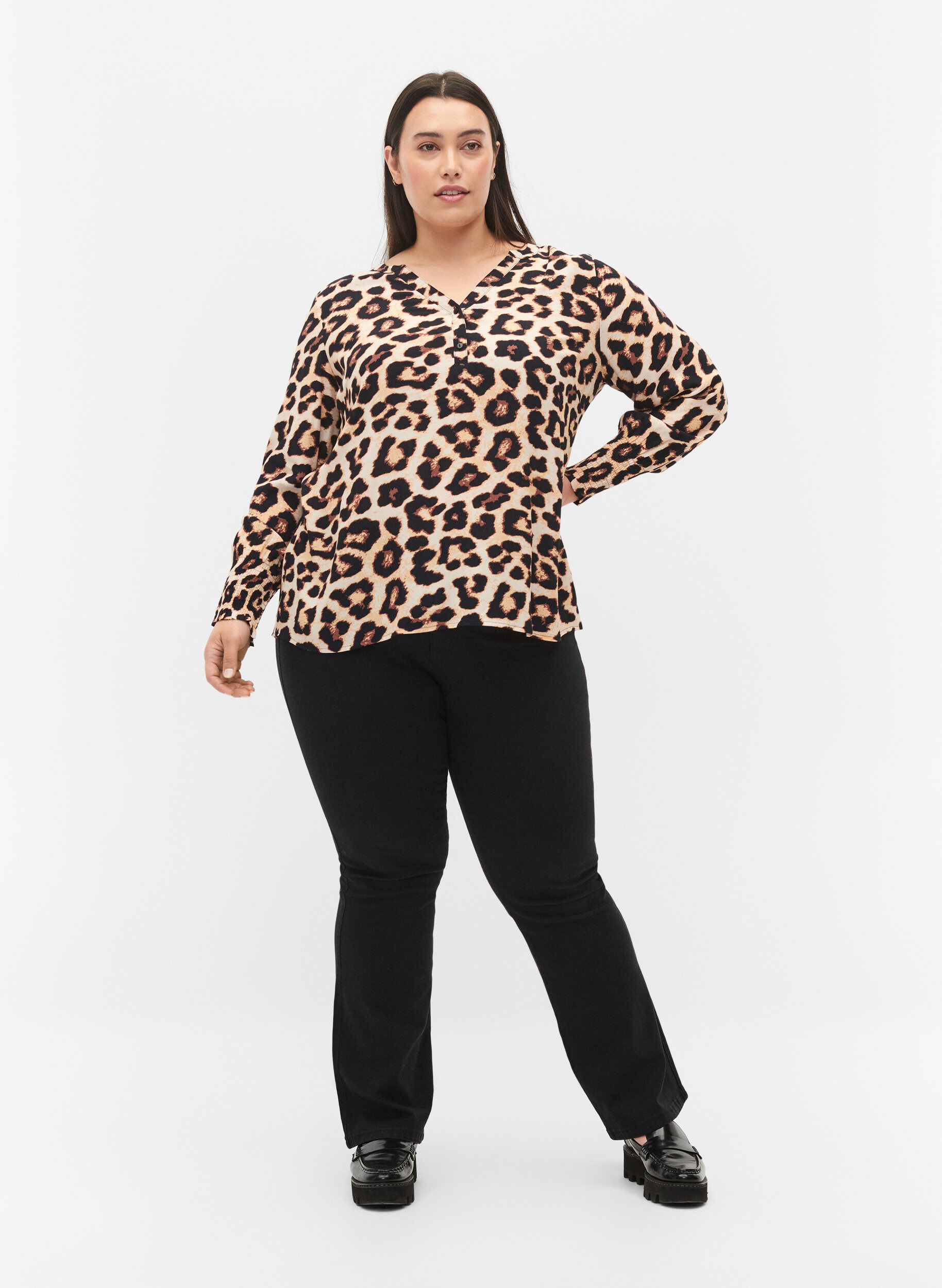 Zizzi Bluse aus Viskose mit Print und Smock, Leo AOP, Model image number 2