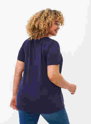 Einfarbiges basic T-Shirt aus Baumwolle, Night Sky, Model image number 1