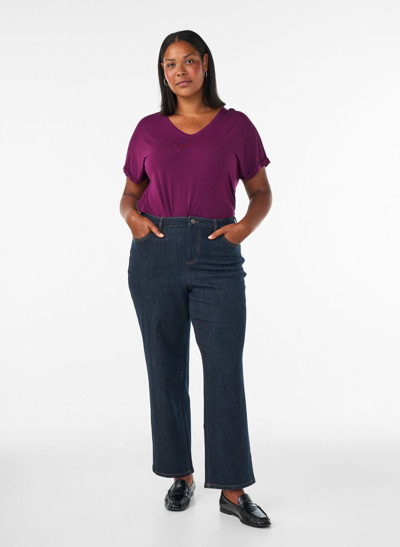 Basic T-Shirt aus Viskose mit V-Ausschnitt, Lila, Model image number 1
