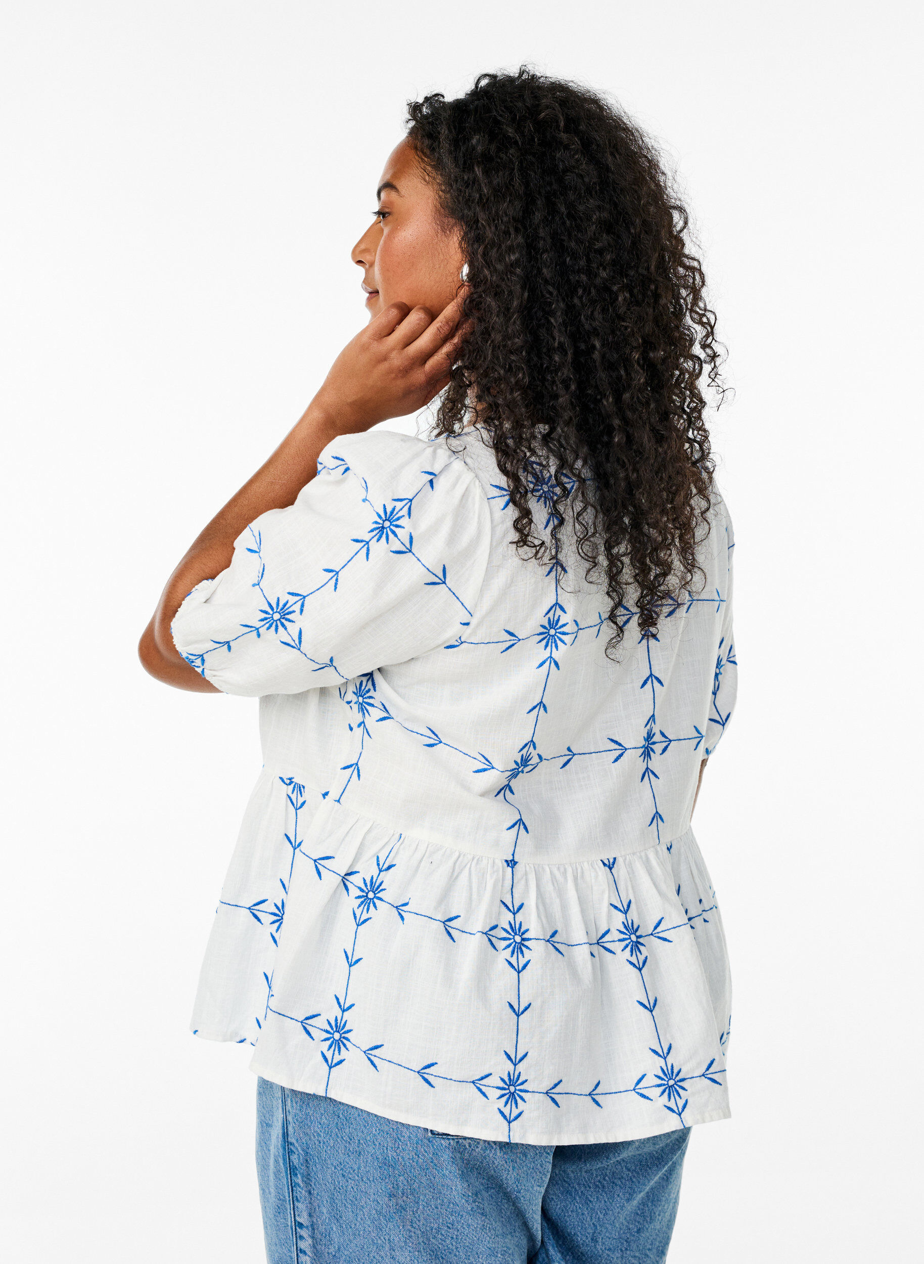 Zizzi Kurze Bluse mit V-Ausschnitt und Stickerei, Wei&szlig;, Model image number 2