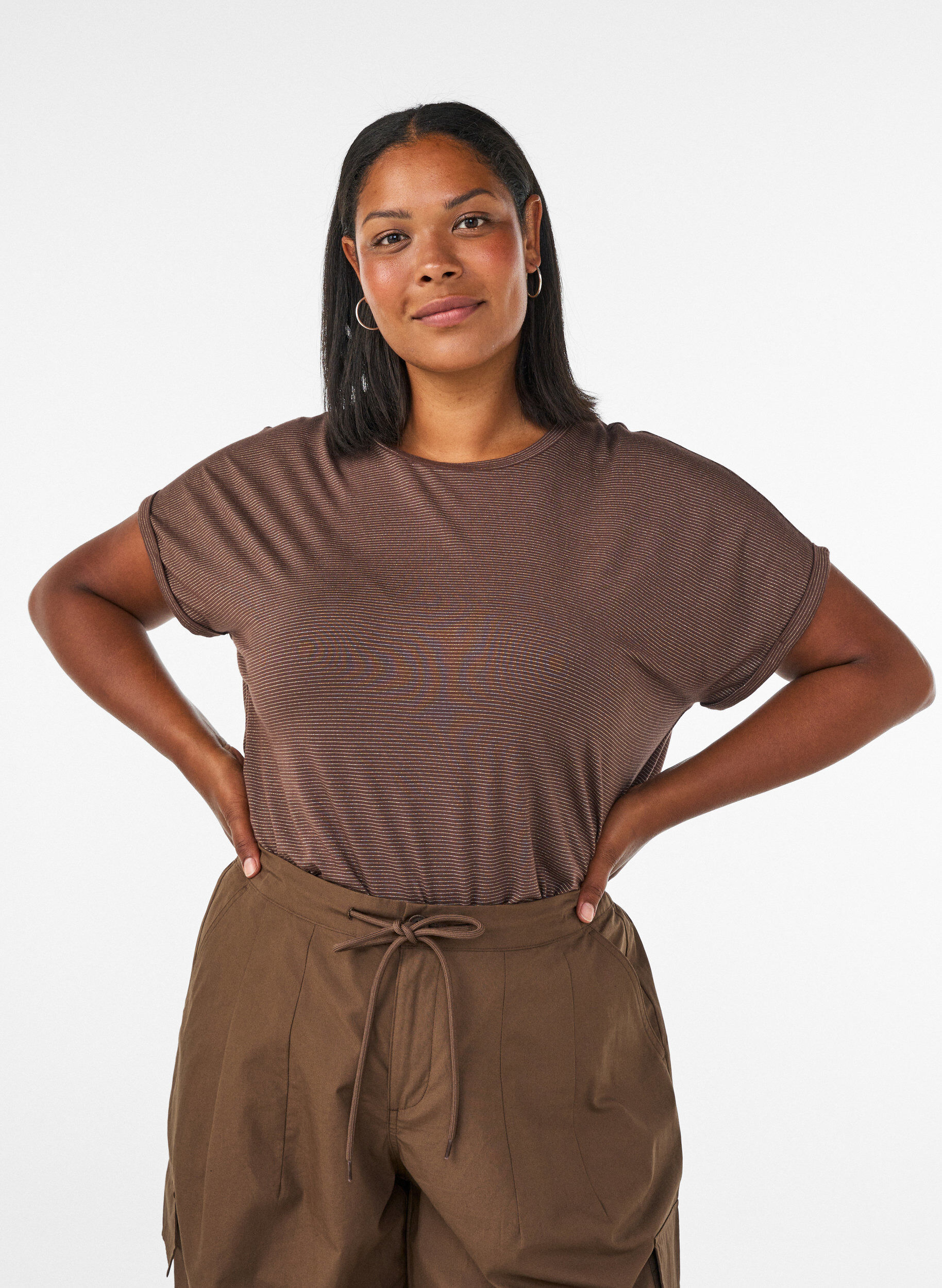 T-Shirt aus Viskose mit Glitzerstreifen, Braun, Model