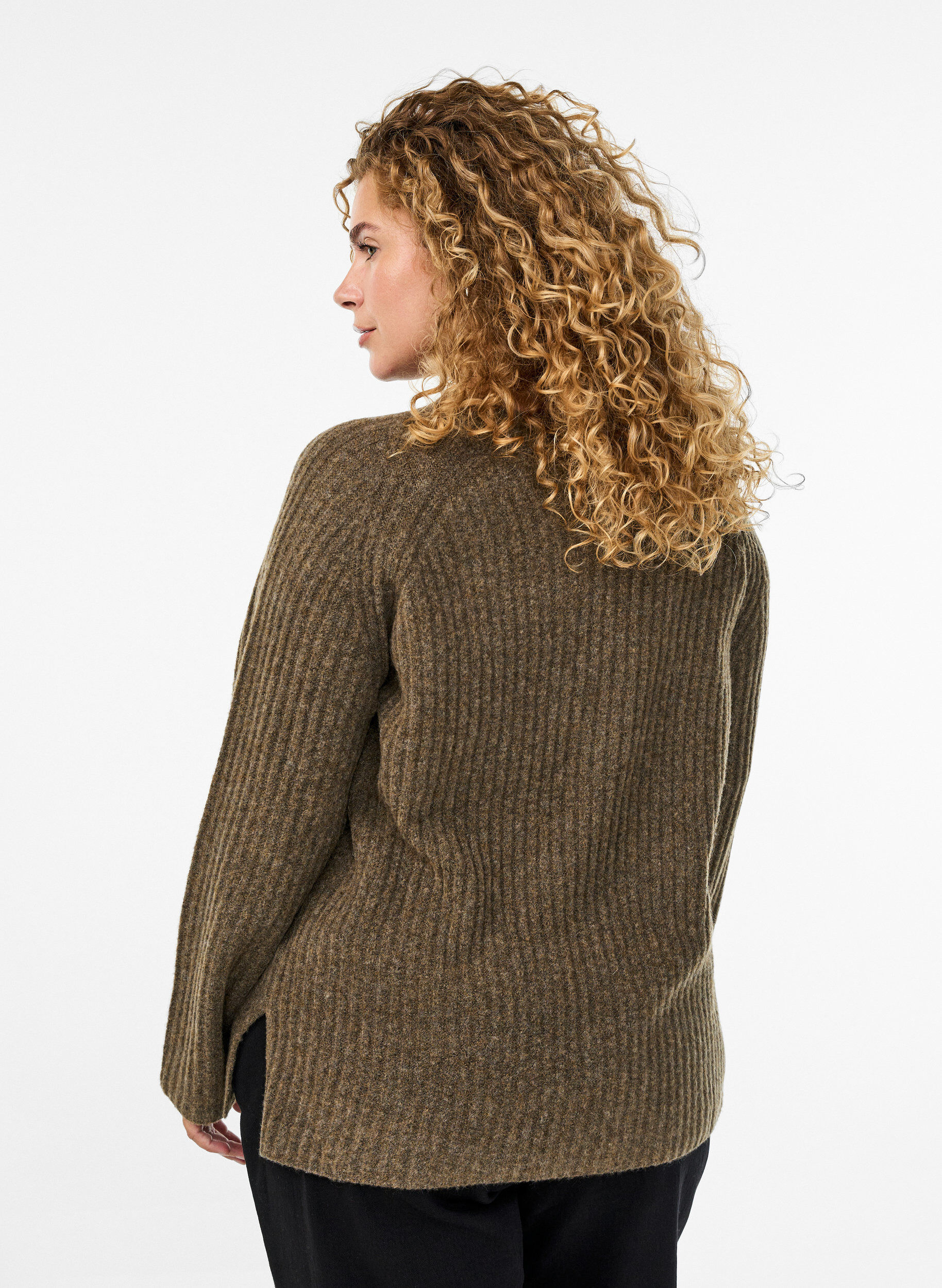 Zizzi Pullover aus Rippstrick mit Zierkn&ouml;pfen, Braun, Model image number 2