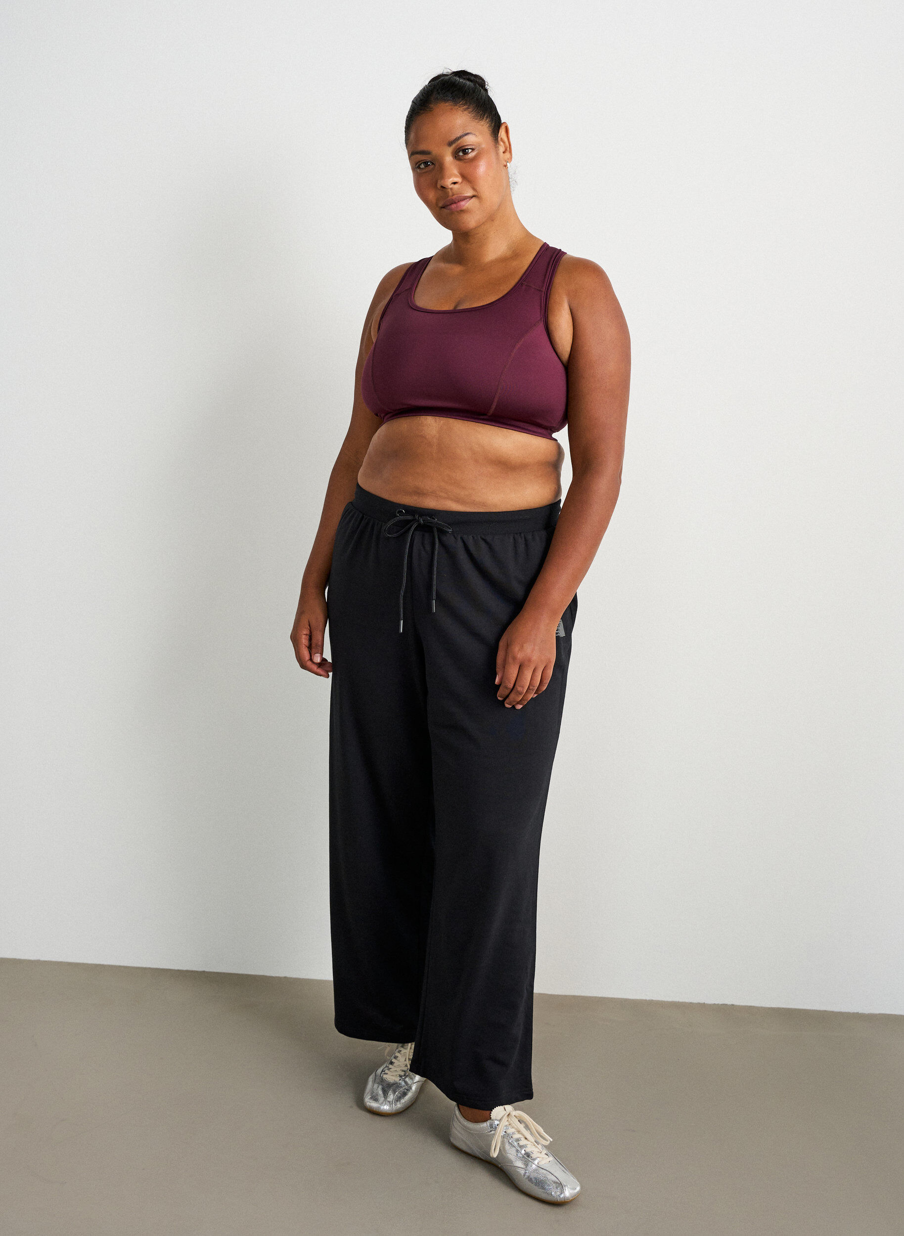 Trainingshose mit weitem Bein und hoher Taille, Schwarz, Model