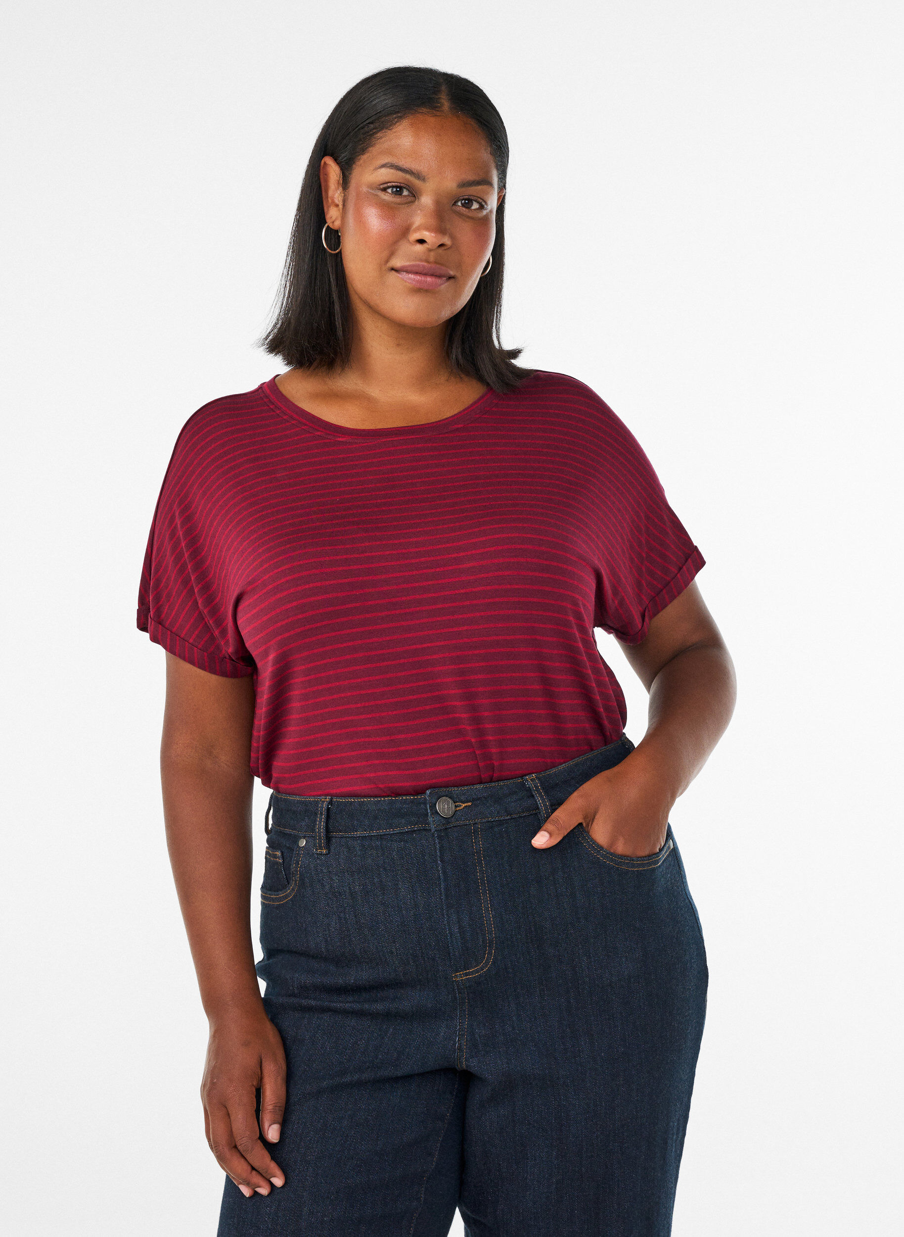 Gestreiftes T-Shirt aus Viskose mit Rundhalsausschnitt, Rot, Model