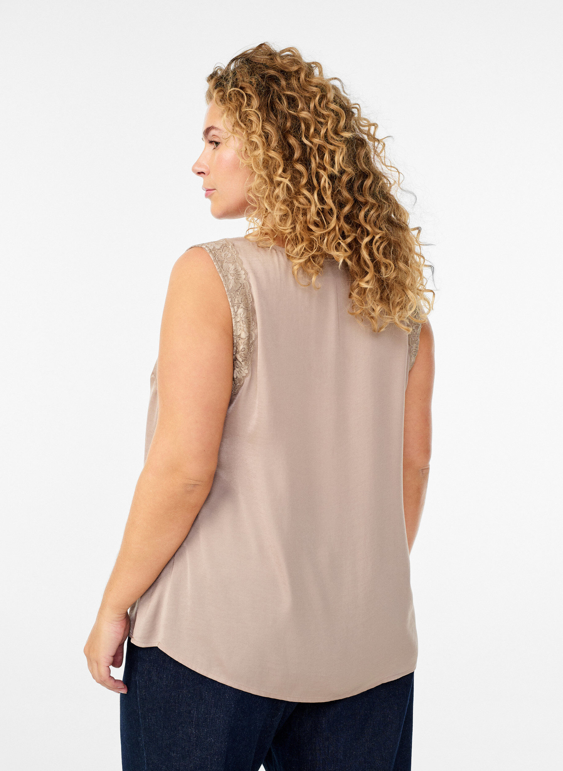 Zizzi &Auml;rmelloses Top mit Spitze, Beige, Model image number 2
