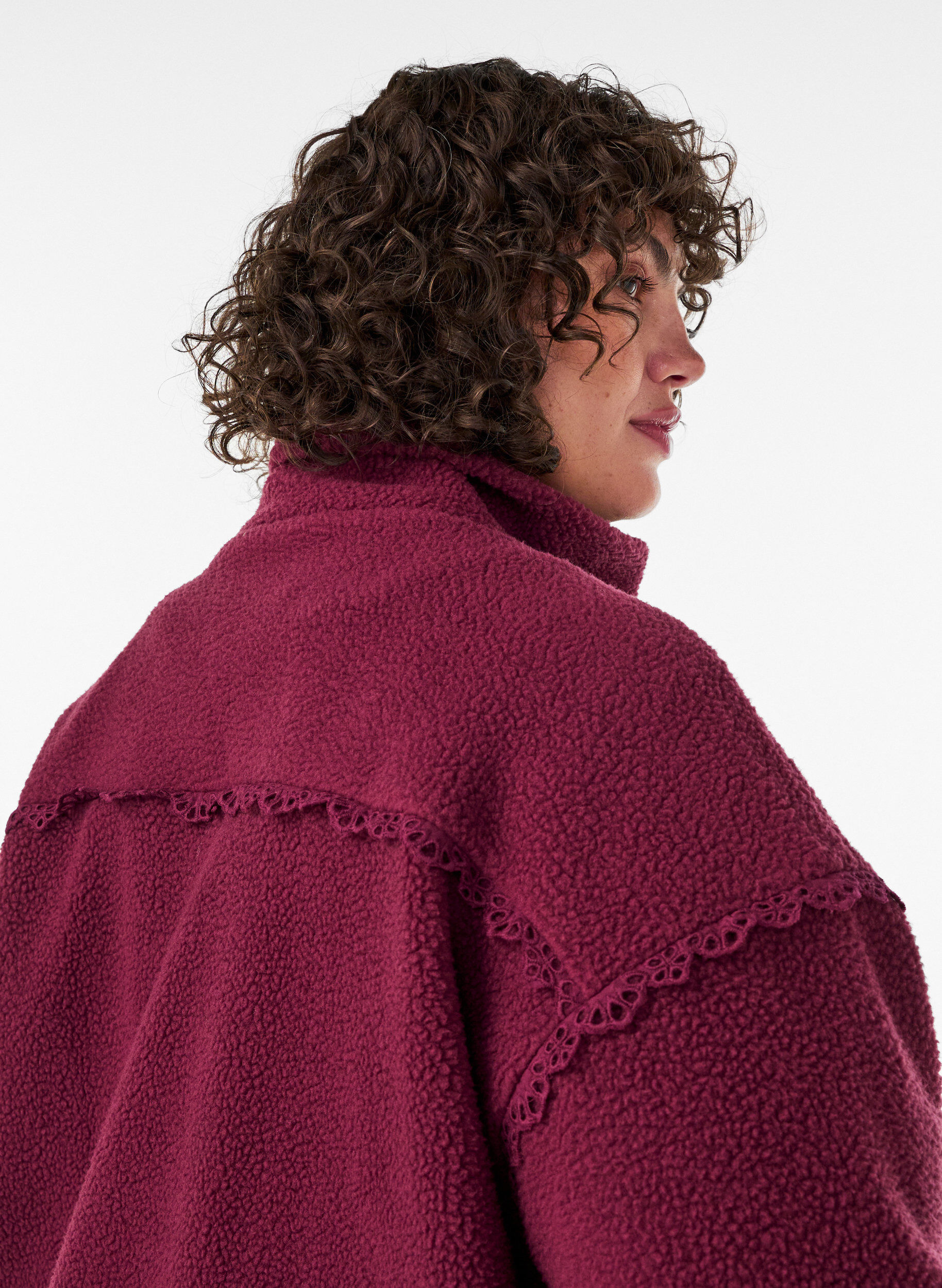 ZizziTeddyjacke mit Details aus Lochstickerei und hohem Kragen, Rot, Model image number 3