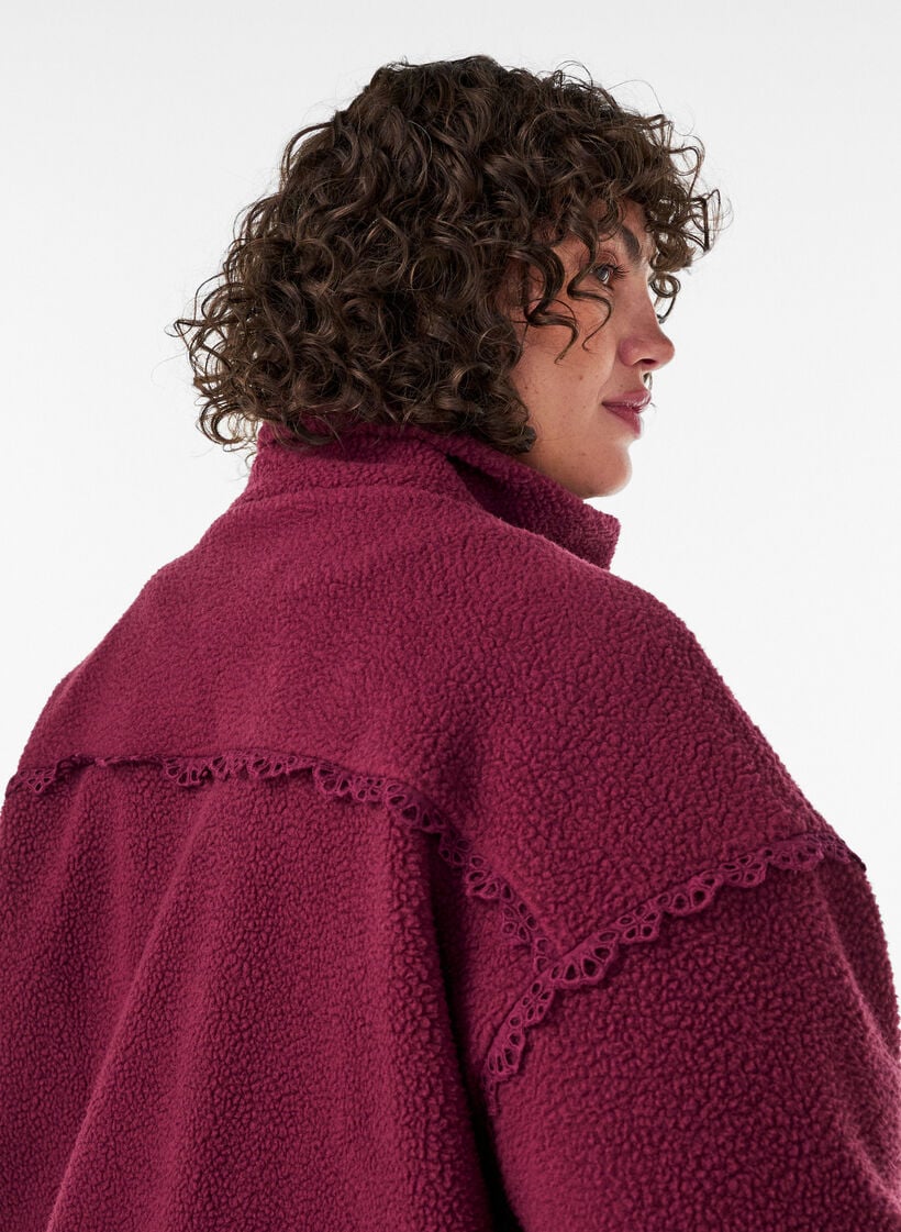 Teddyjacke mit Details aus Lochstickerei und hohem Kragen, Rot, Model image number 3