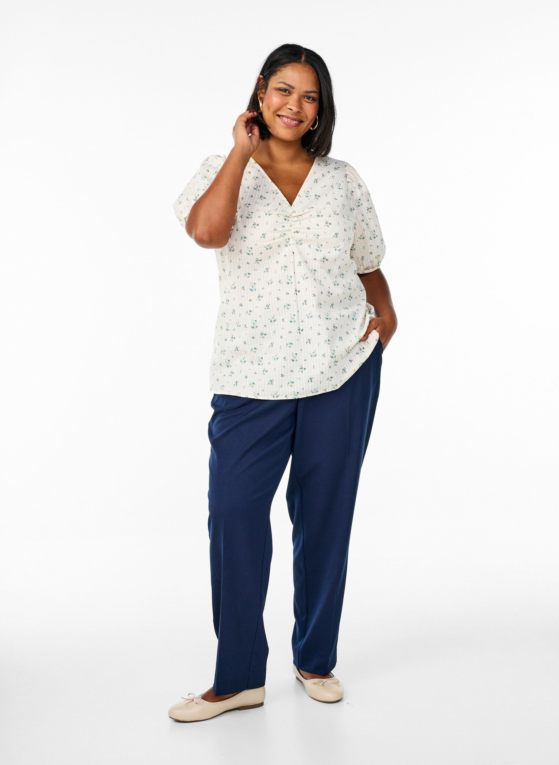 Zizzi Bluse mit kurzen Puff&auml;rmeln und Raffung, Wei&szlig;, Model image number 1