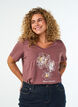 T-Shirt aus Baumwolle mit Frontprint und V-Ausschnitt, Rot, Model image number 0