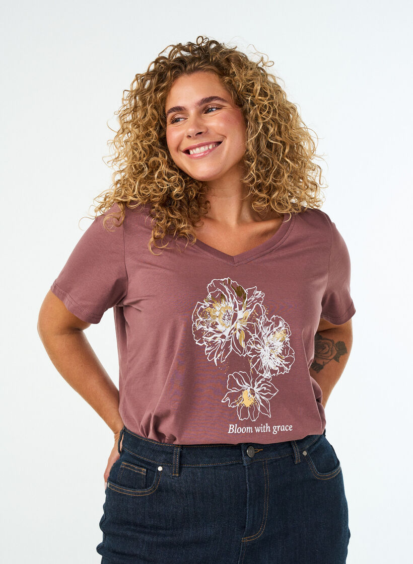 T-Shirt aus Baumwolle mit Frontprint und V-Ausschnitt, Rot, Model image number 0