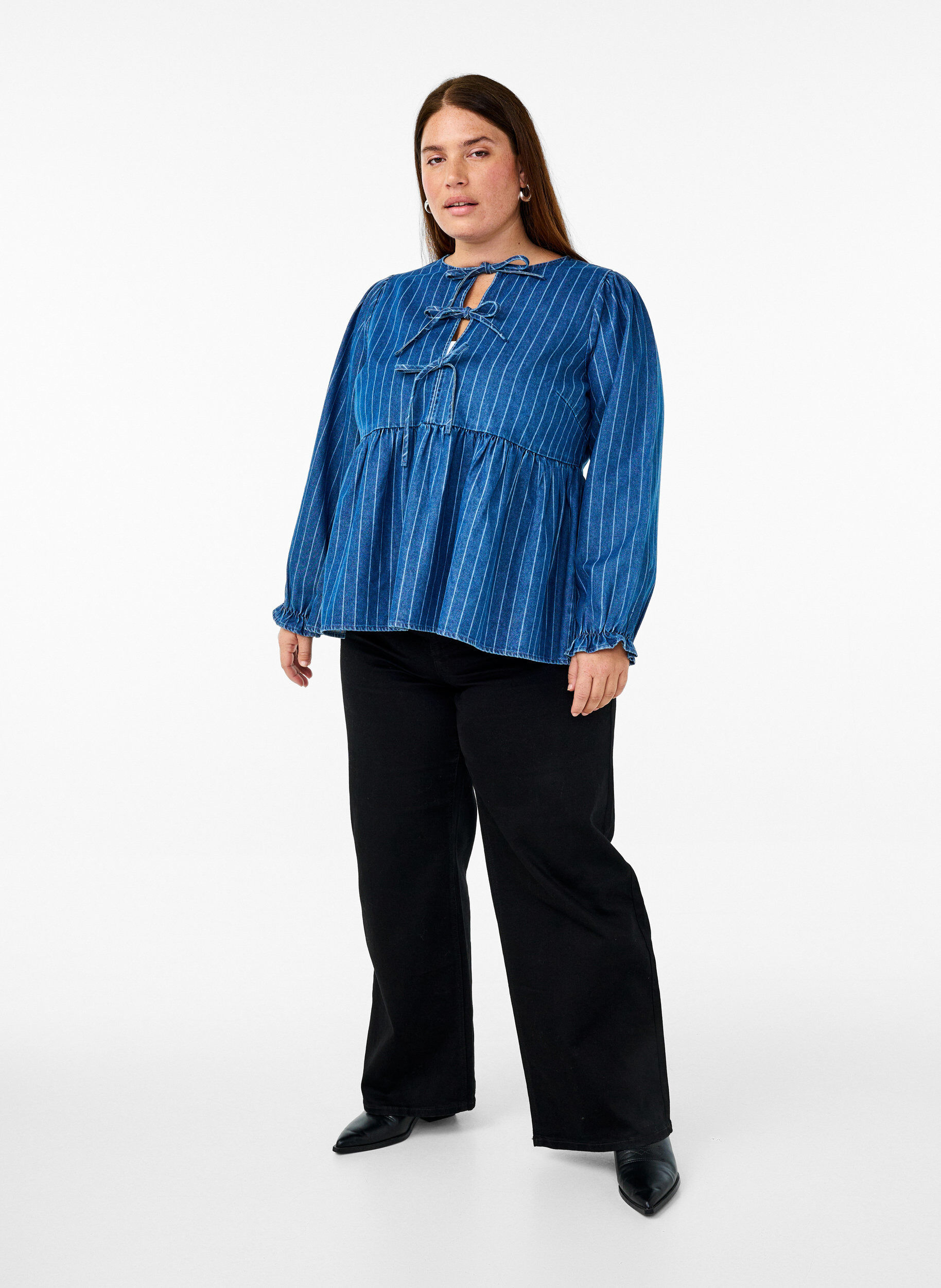 Zizzi Gestreifte Jeansbluse mit Schleife vorne, Blau, Model image number 1