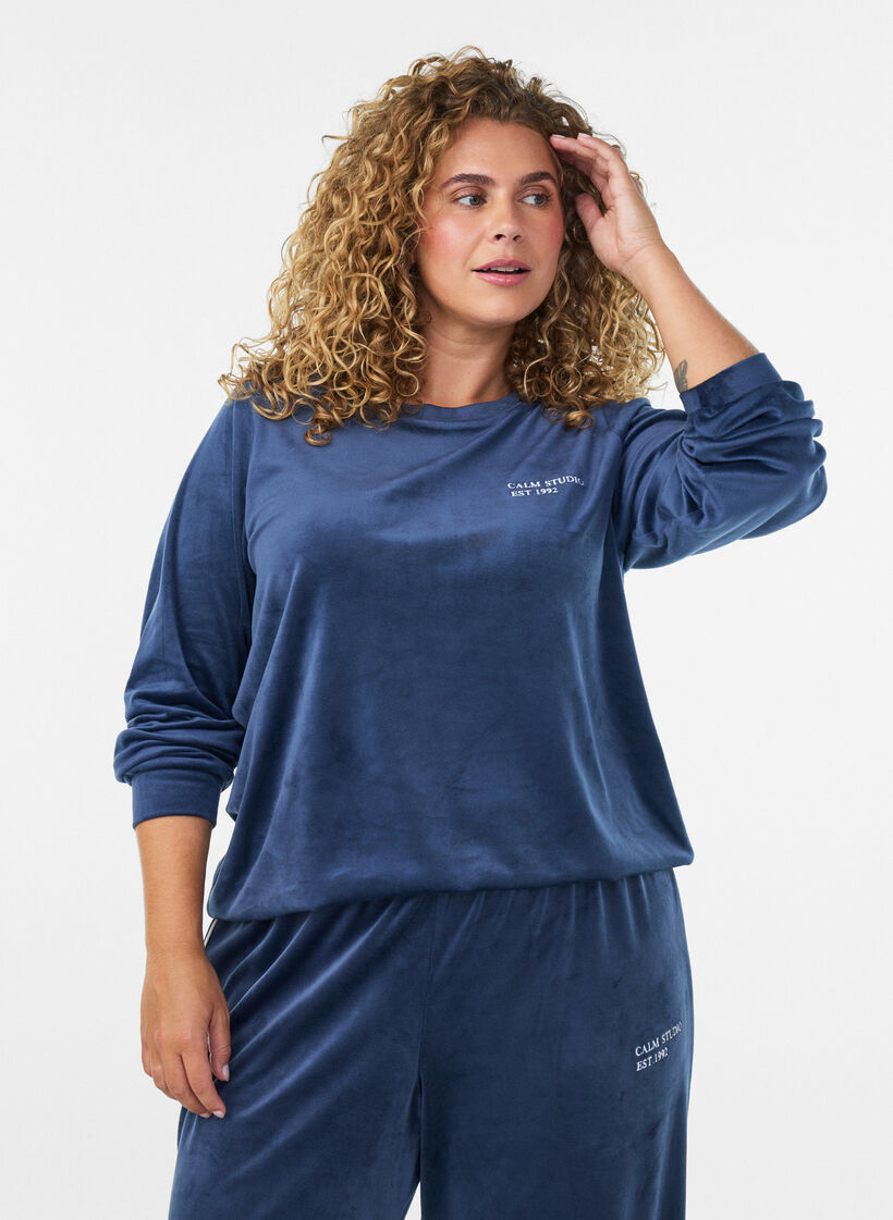 Bluse aus Velours mit aufgesticktem Text, Blau, Model image number 0
