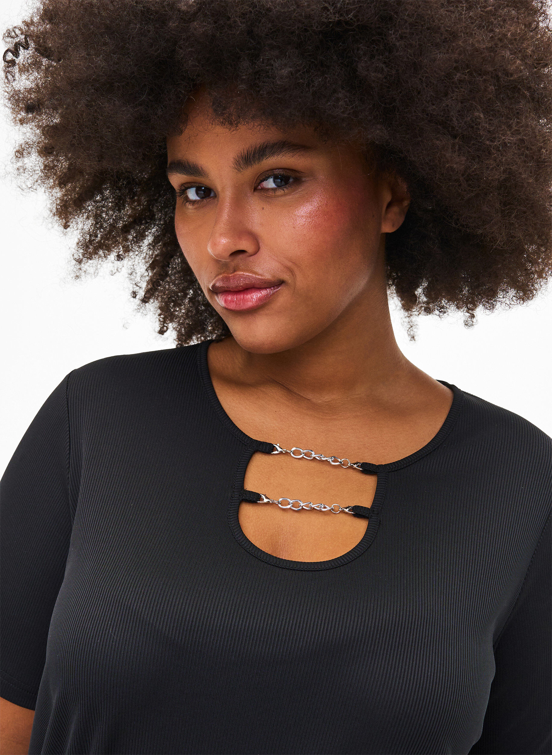 Zizzi Gerippte Bluse mit Kettendetail, Black, Model image number 2