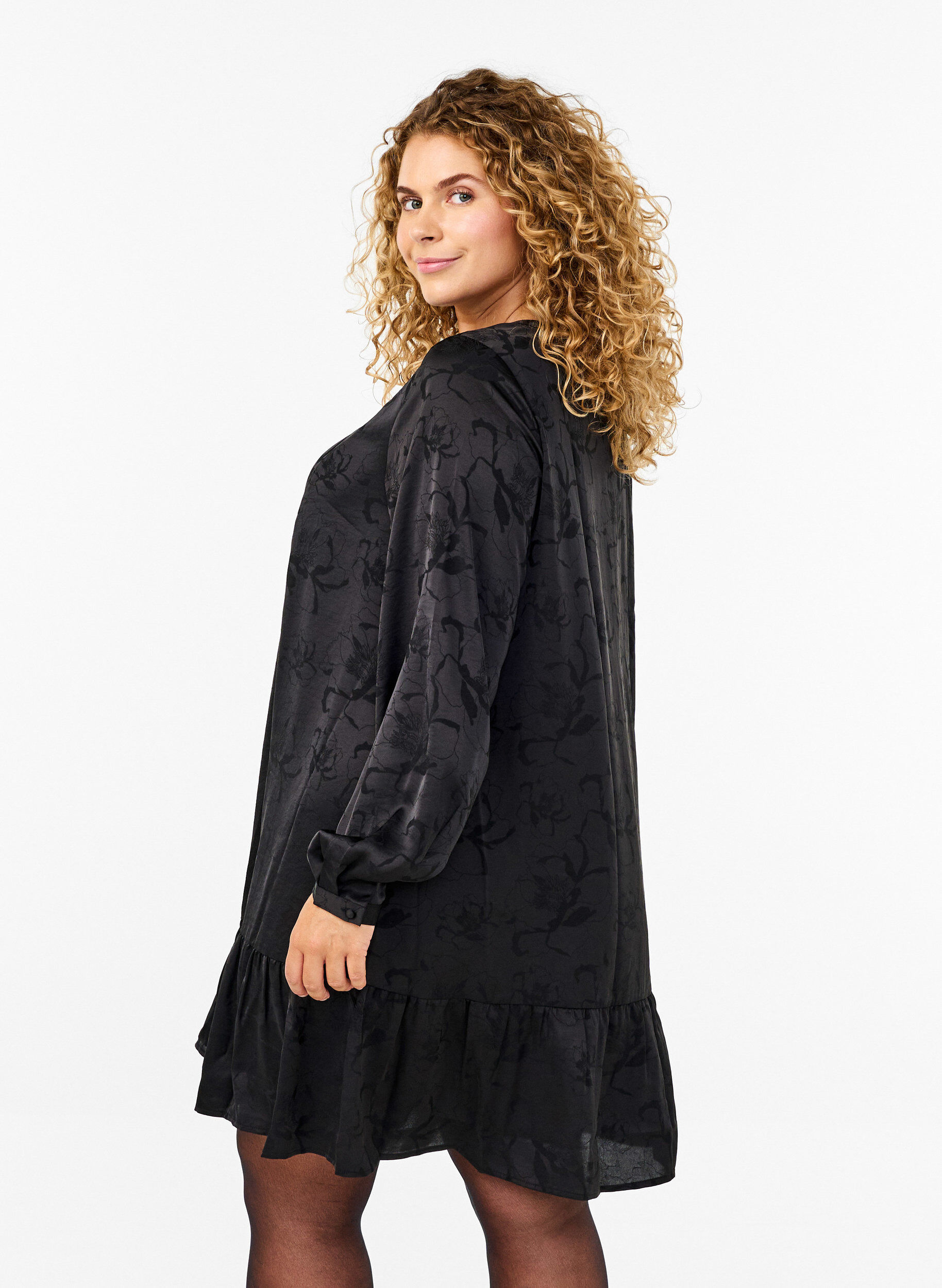 Zizzi Kurzes Satinkleid mit Ton-in-Ton-Muster, Black, Model image number 1