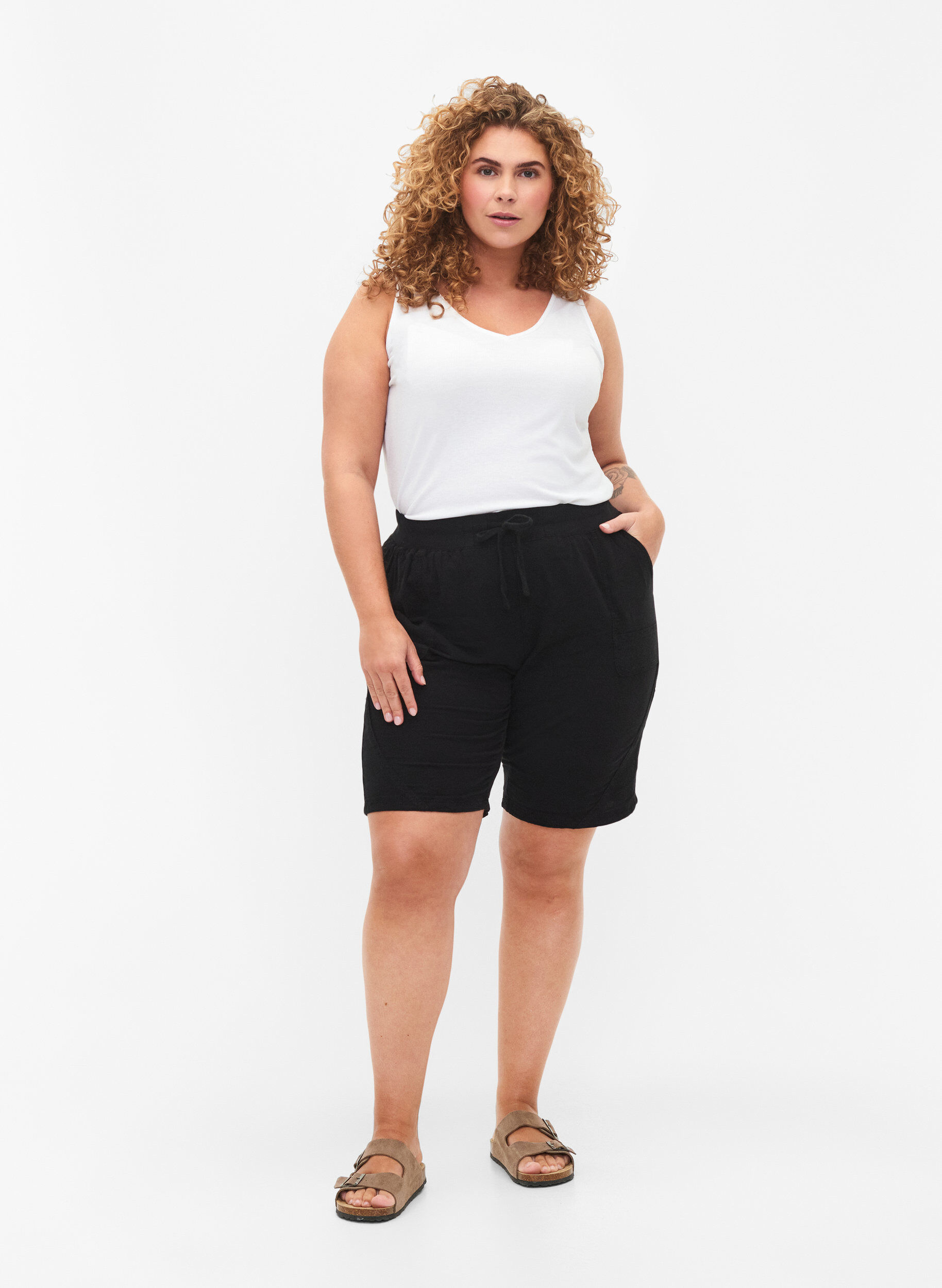 Zizzi Geripptes Basic Top mit V-Ausschnitt, Bright White, Model image number 2