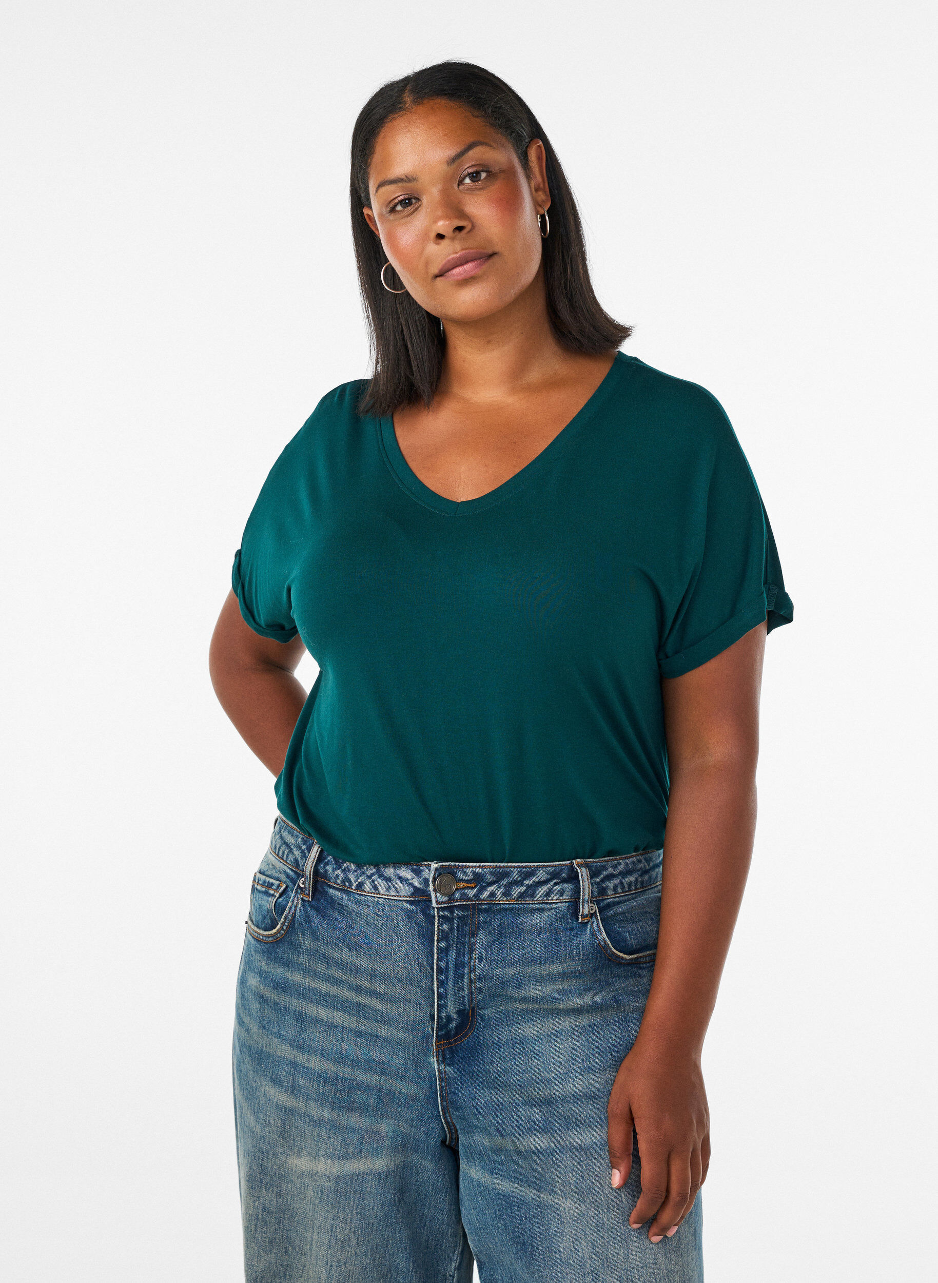 Basic T-Shirt aus Viskose mit V-Ausschnitt, Gr&uuml;n, Model