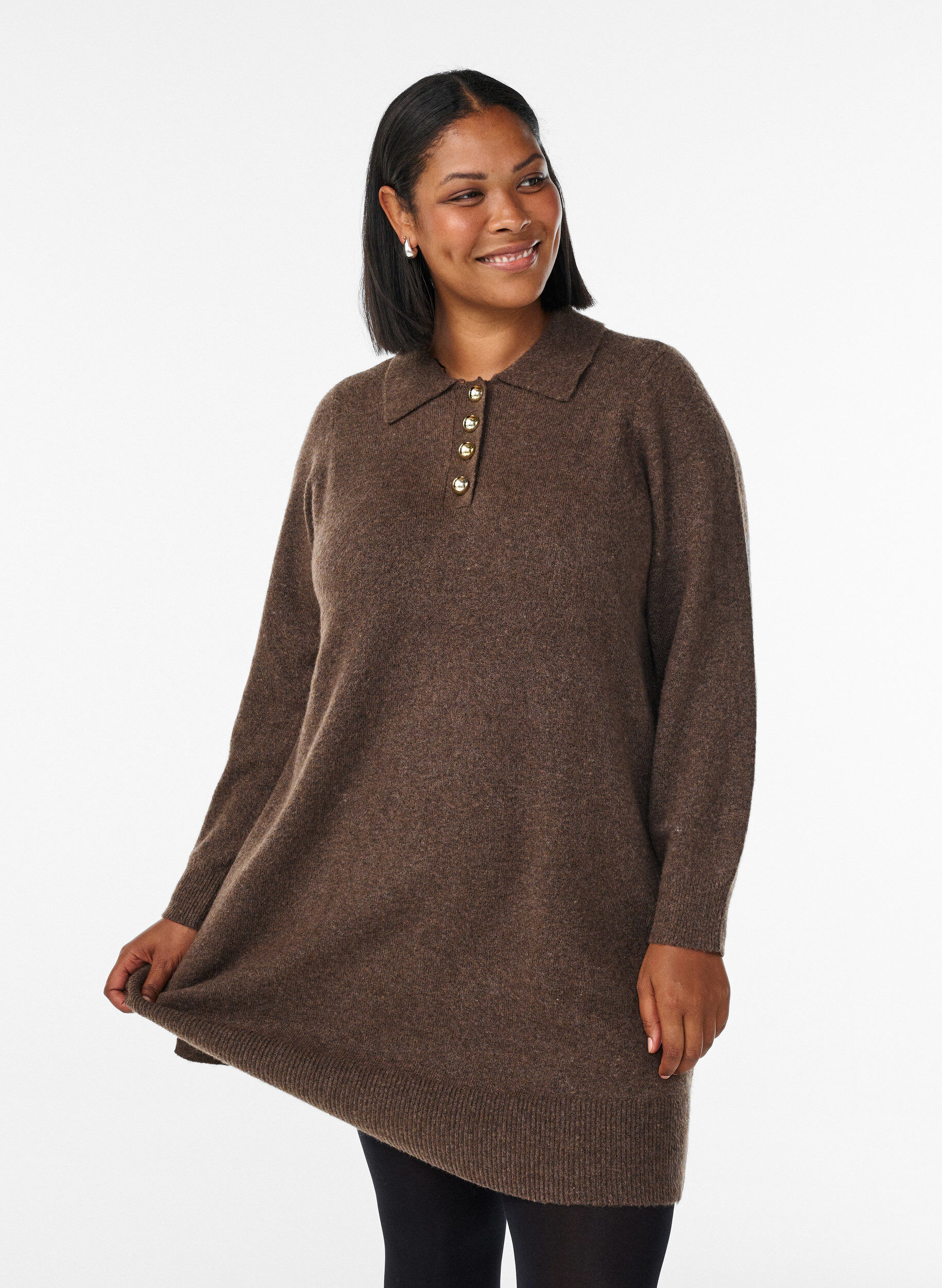 Zizzi Kurzes Strickkleid mit Polokragen und Kn&ouml;pfen, Braun, Model image number 0