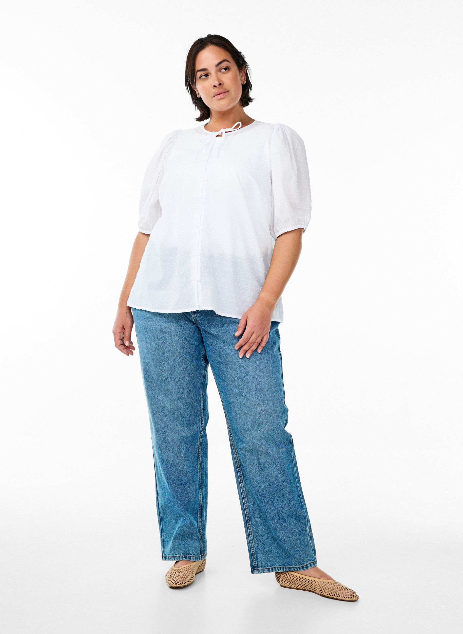 Zizzi Bluse mit Bindeband und gepunkteter Textur, Wei&szlig;, Model image number 1