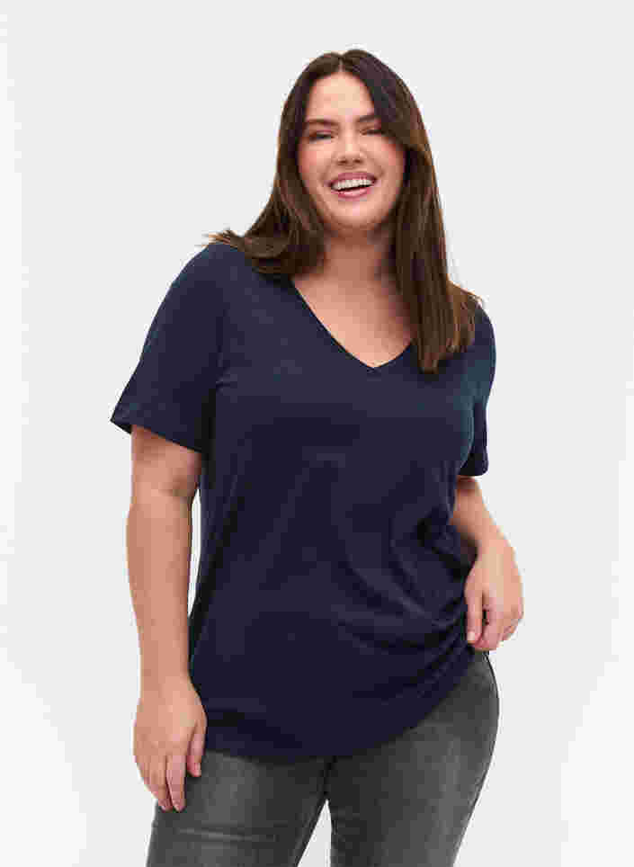 T-Shirt aus Bio-Baumwolle mit V-Ausschnitt, Navy Blazer, Model