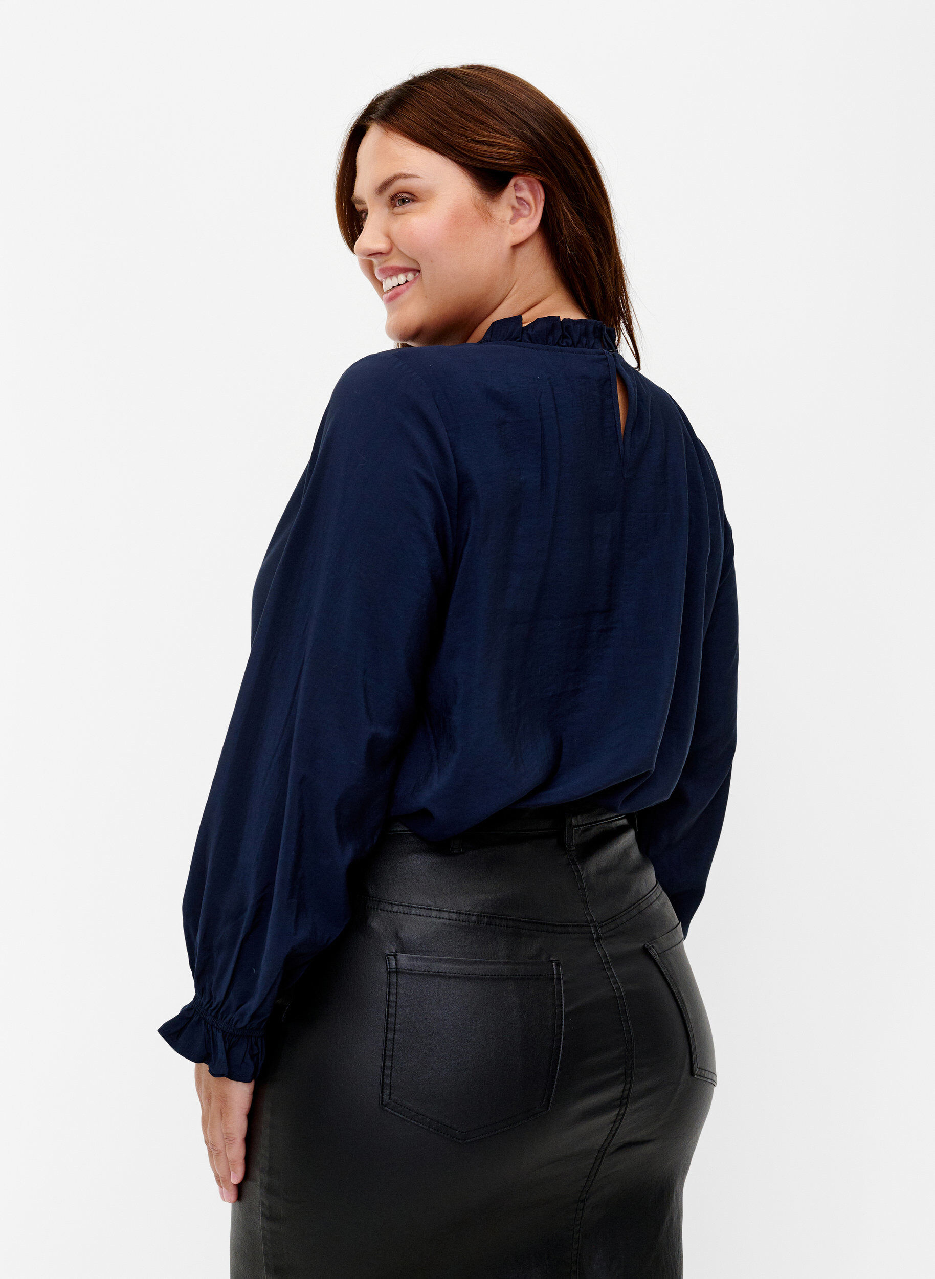 Zizzi Lang&auml;rmelige Viskosebluse mit R&uuml;schen, Total Eclipse, Model image number 1