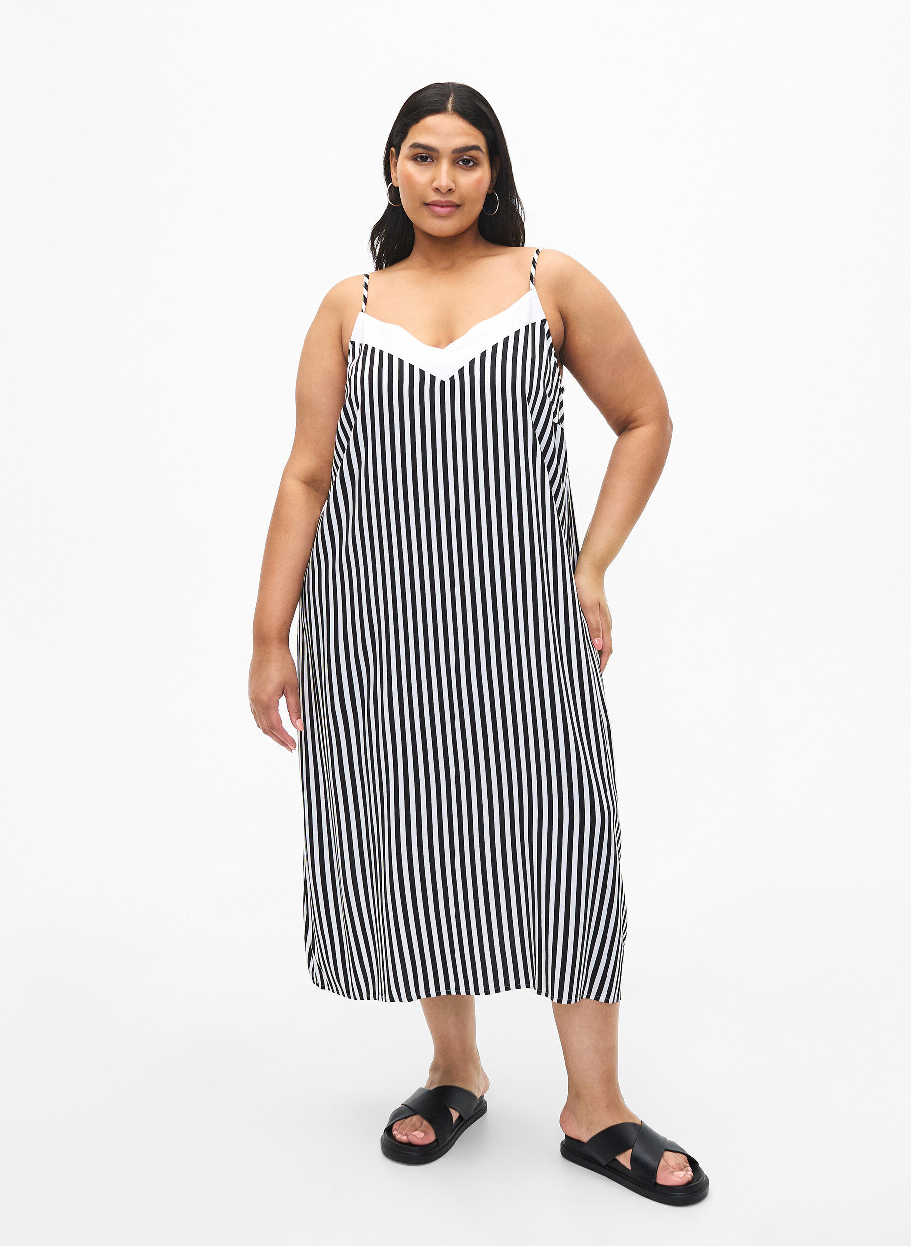 Zizzi FLASH &ndash; Gestreiftes Tr&auml;gerkleid aus Viskose, Black White Stripe, Model image number 0