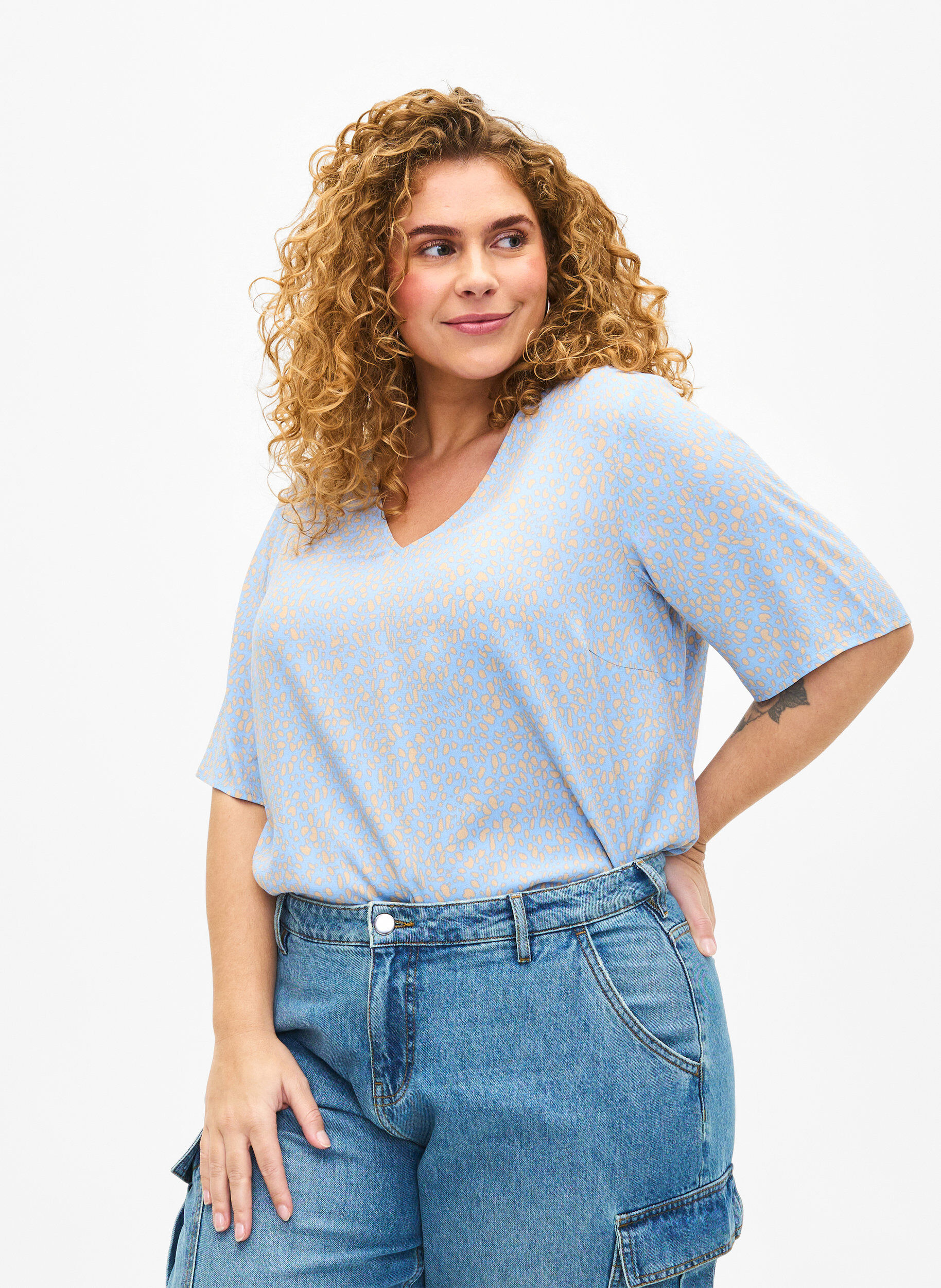 Bluse aus Viskose mit V-Ausschnitt und Aufdruck, Blau, Model
