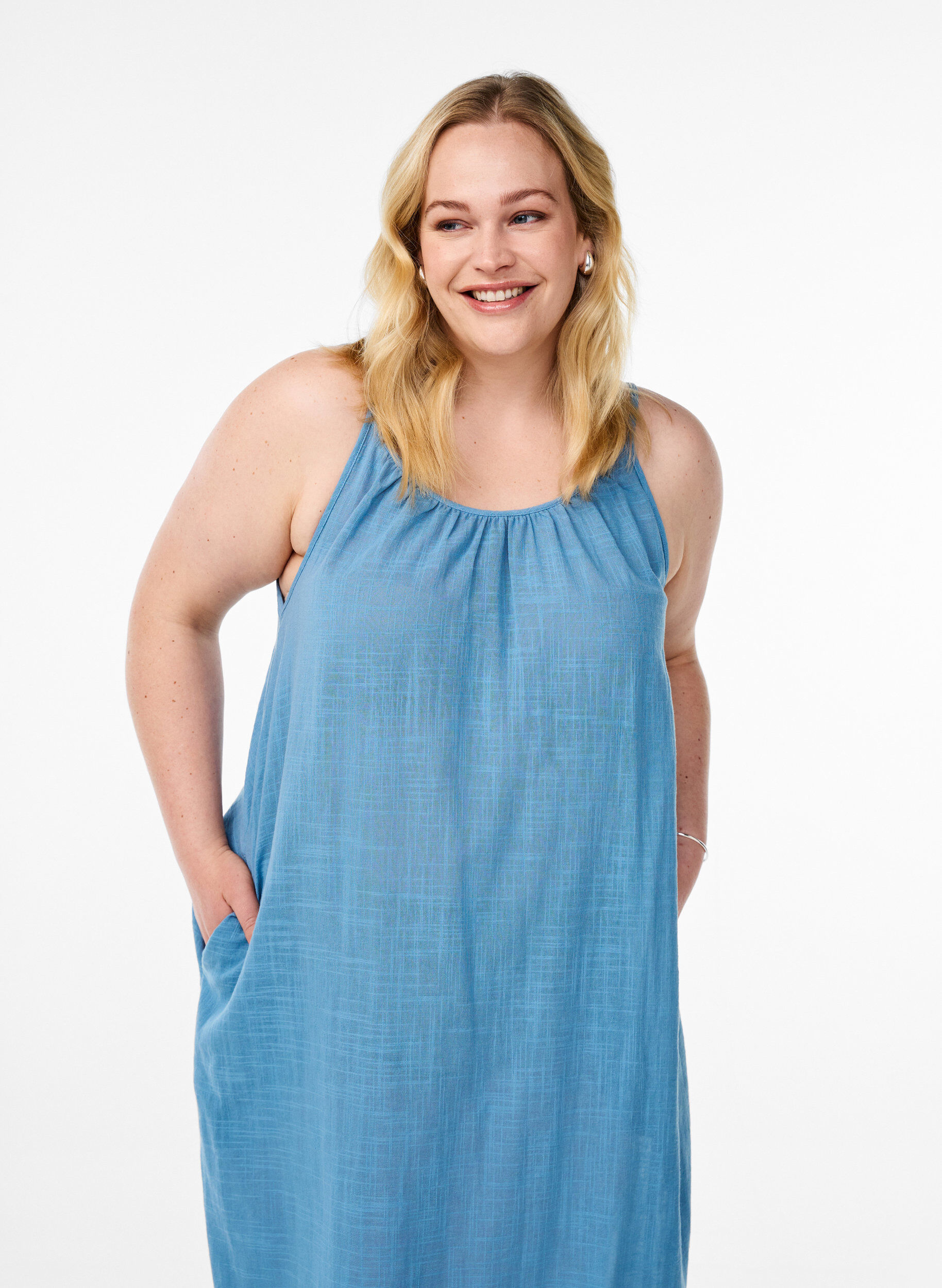 Zizzi FLASH - Baumwollkleid mit Midi-L&auml;nge und Tr&auml;gern, Blau, Model image number 2