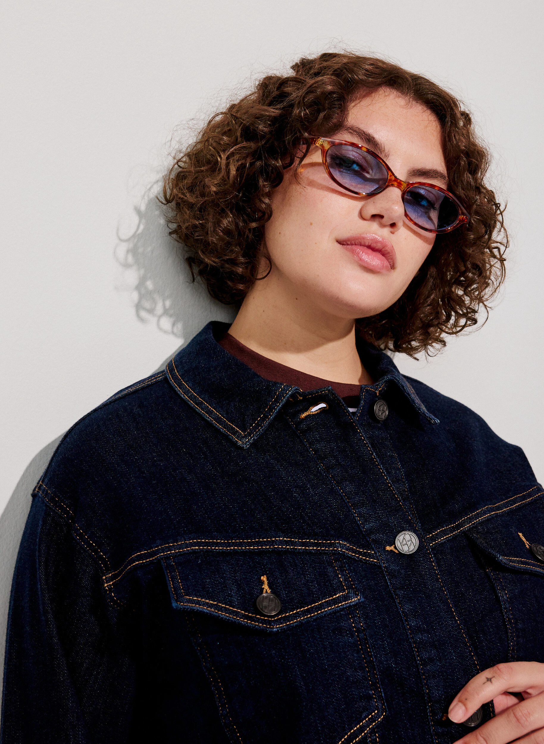 ZizziKlassische Jeansjacke mit Kontrastn&auml;hten, Blau, Model image number 3