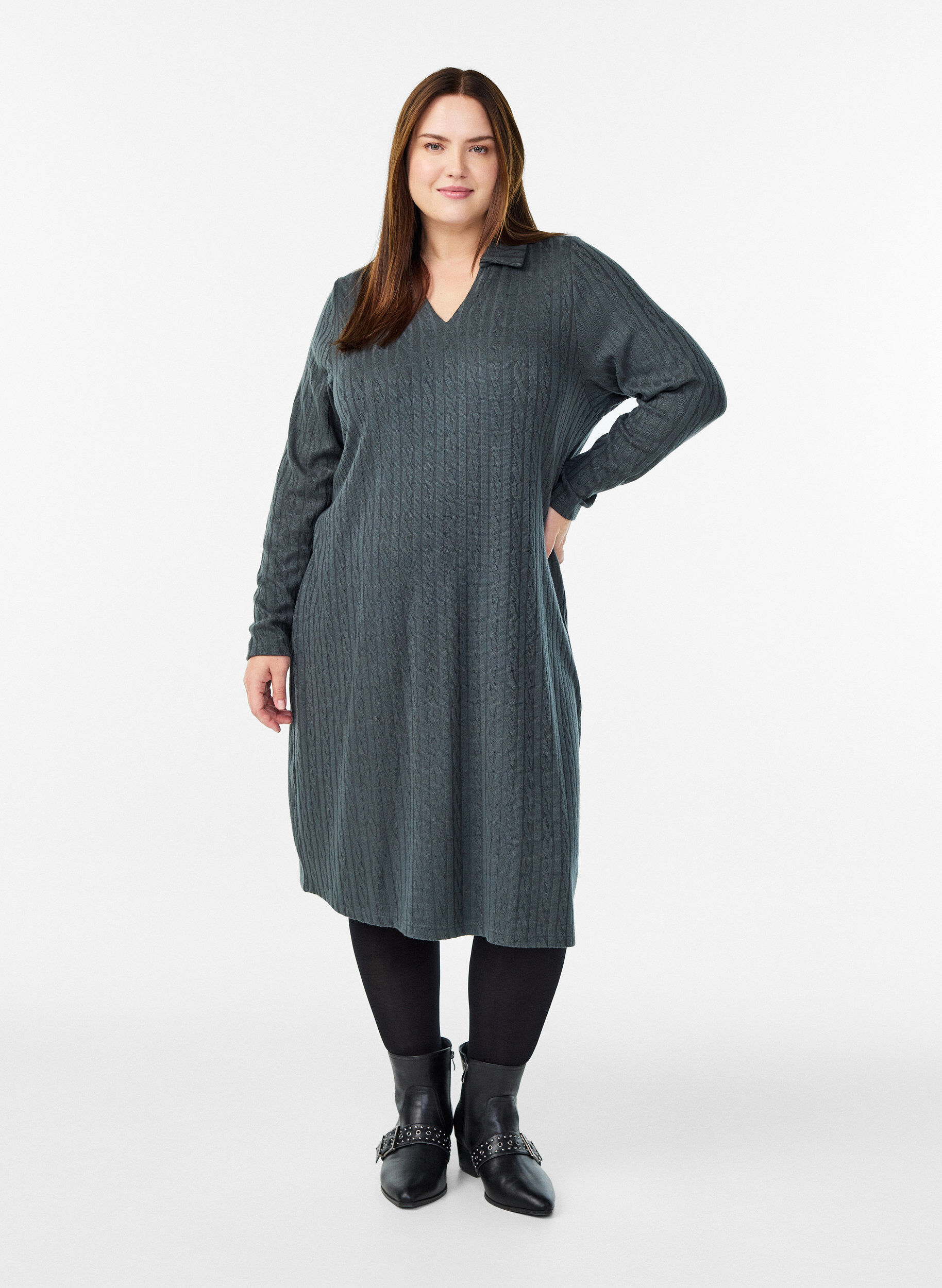 Zizzi Kleid mit Zopfmuster und V-Ausschnitt, Gr&uuml;n, Model image number 1