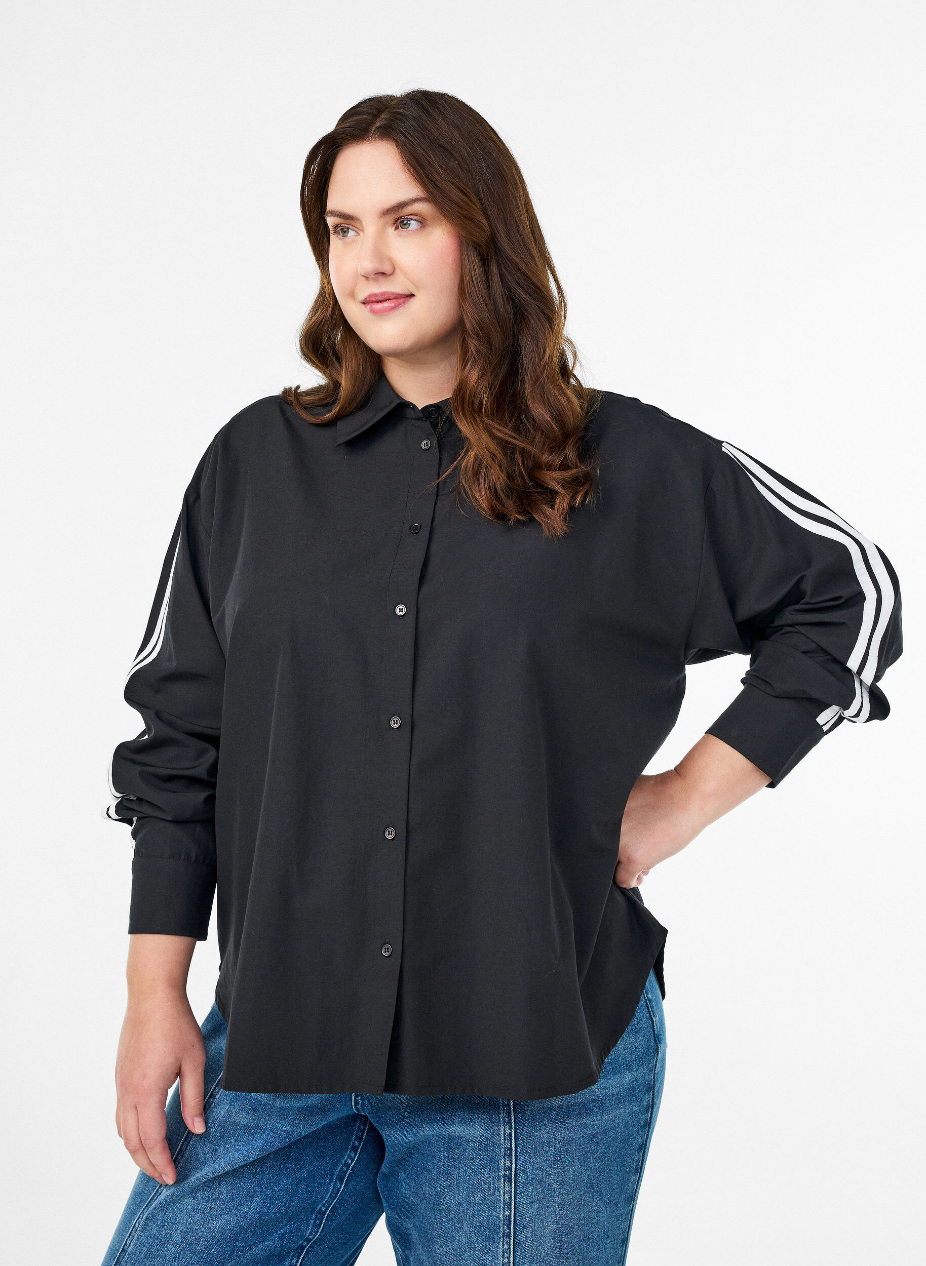 Lockere Bluse mit sportlichen Streifen auf den &Auml;rmeln, Schwarz, Model