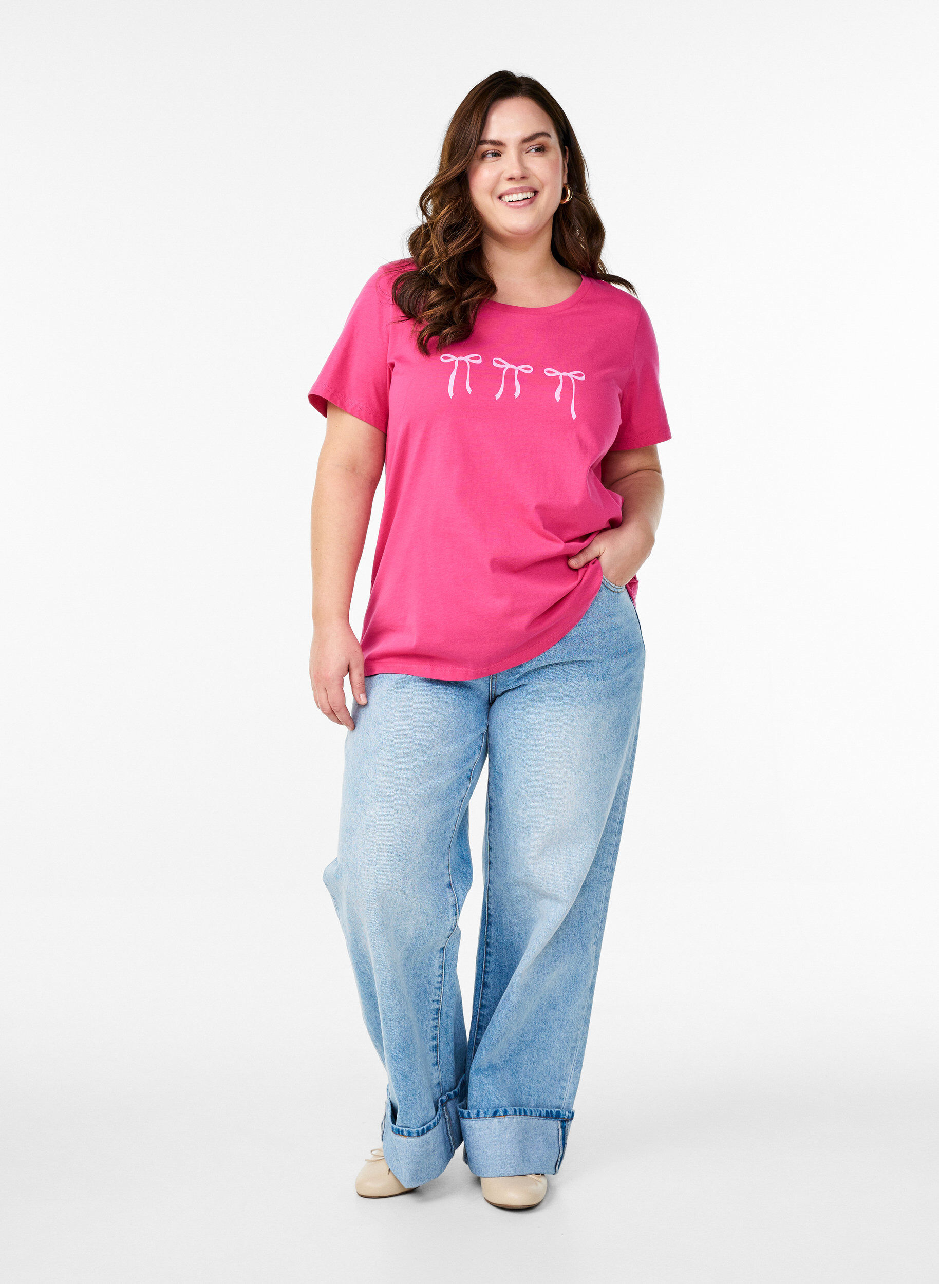 Zizzi Baumwoll-T-Shirt mit Motiv, Raspberry w. Bows, Model image number 2