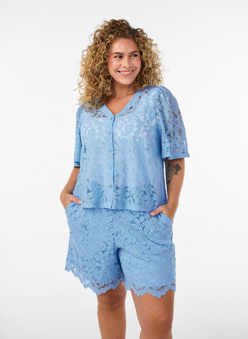Kurz&auml;rmelige Spitzenbluse mit V-Ausschnitt, Blau, Model image number 0