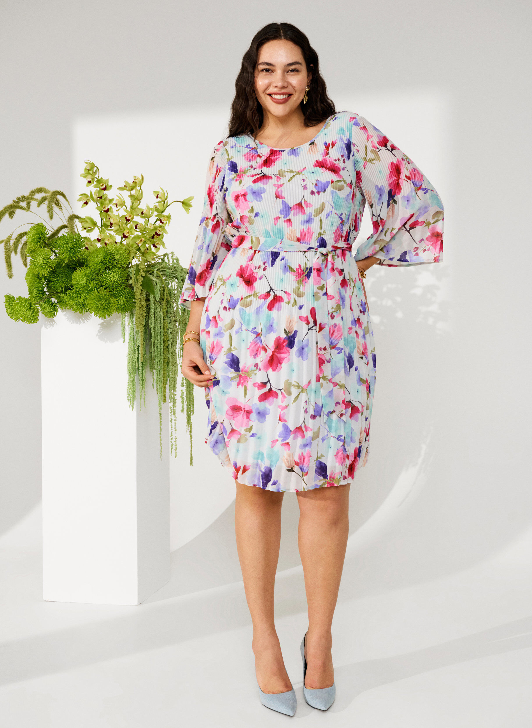 Zizzi Plisseekleid mit Bindeband und Print, White/MultiFlowerAOP, Image image number 0