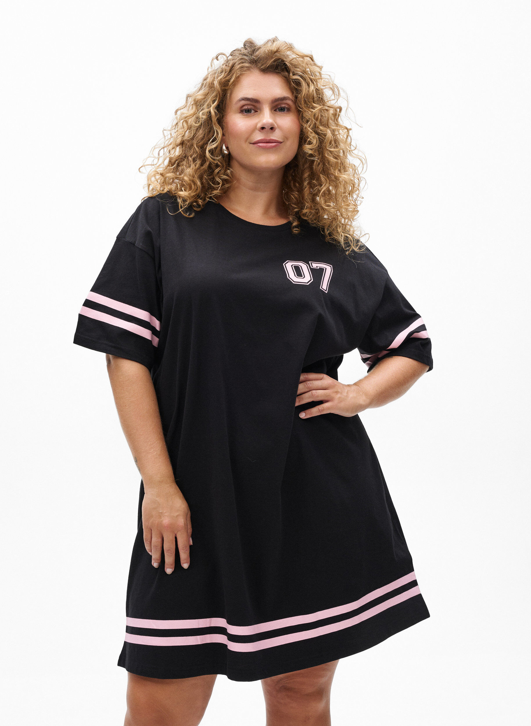 Zizzi Sportliches T-Shirtkleid aus Baumwolle., Schwarz, Model image number 0