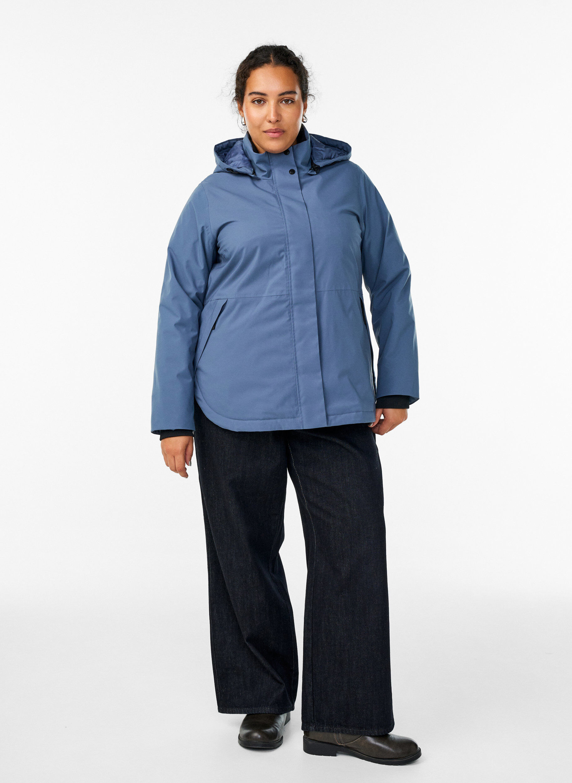 Zizzi Funktionelle kurze Winterjacke mit Kapuze, Blau, Model image number 1
