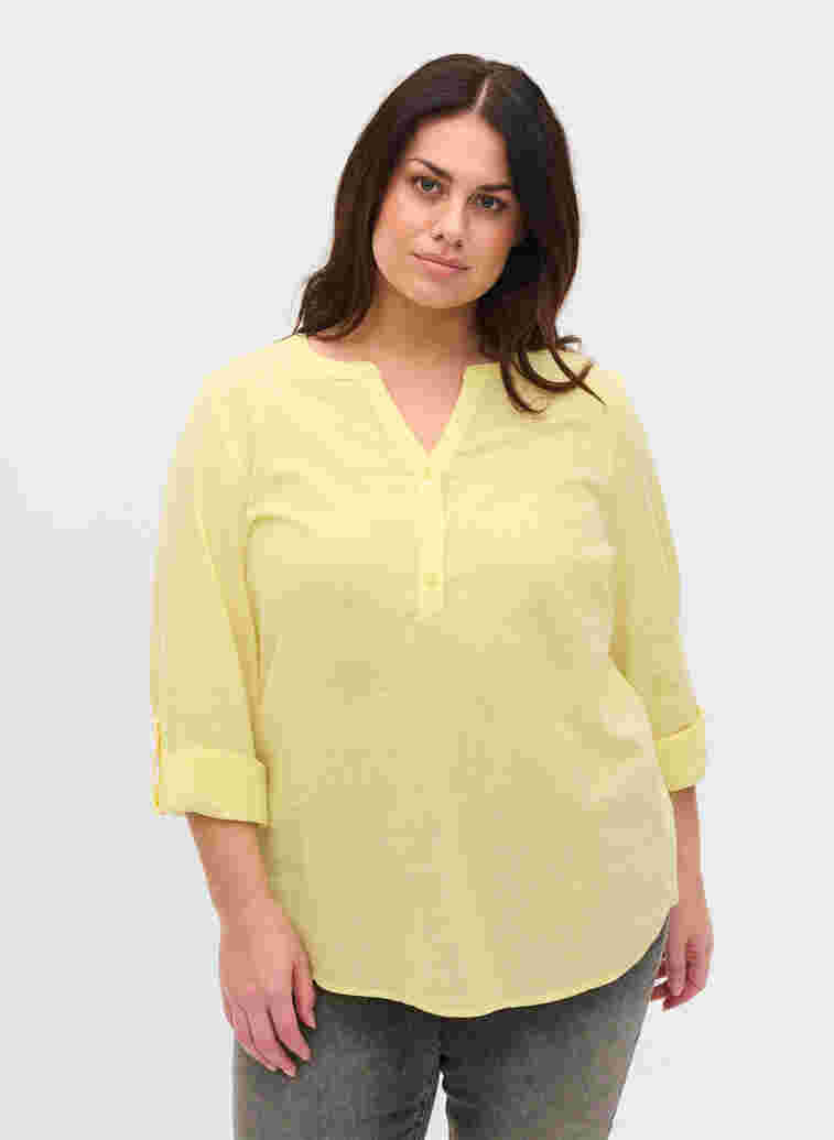 Hemdbluse aus Baumwolle mit V-Ausschnitt, Yellow, Model