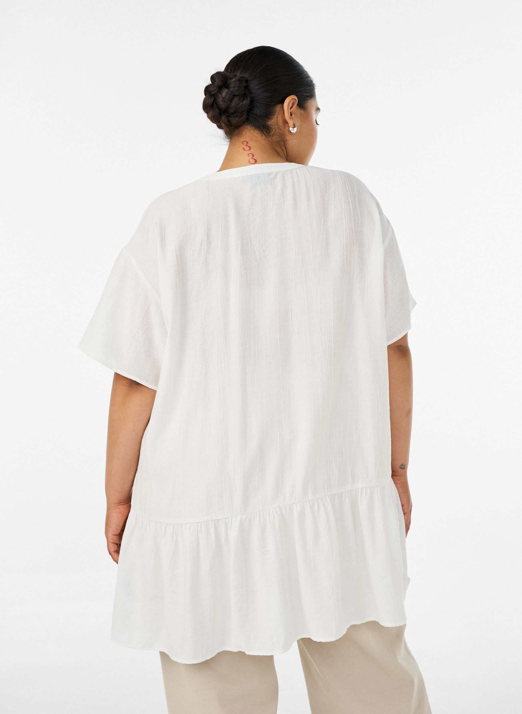 ZizziLockere Tunika mit gekr&auml;uselter Struktur und R&uuml;schensaum, Vanille, Model image number 2