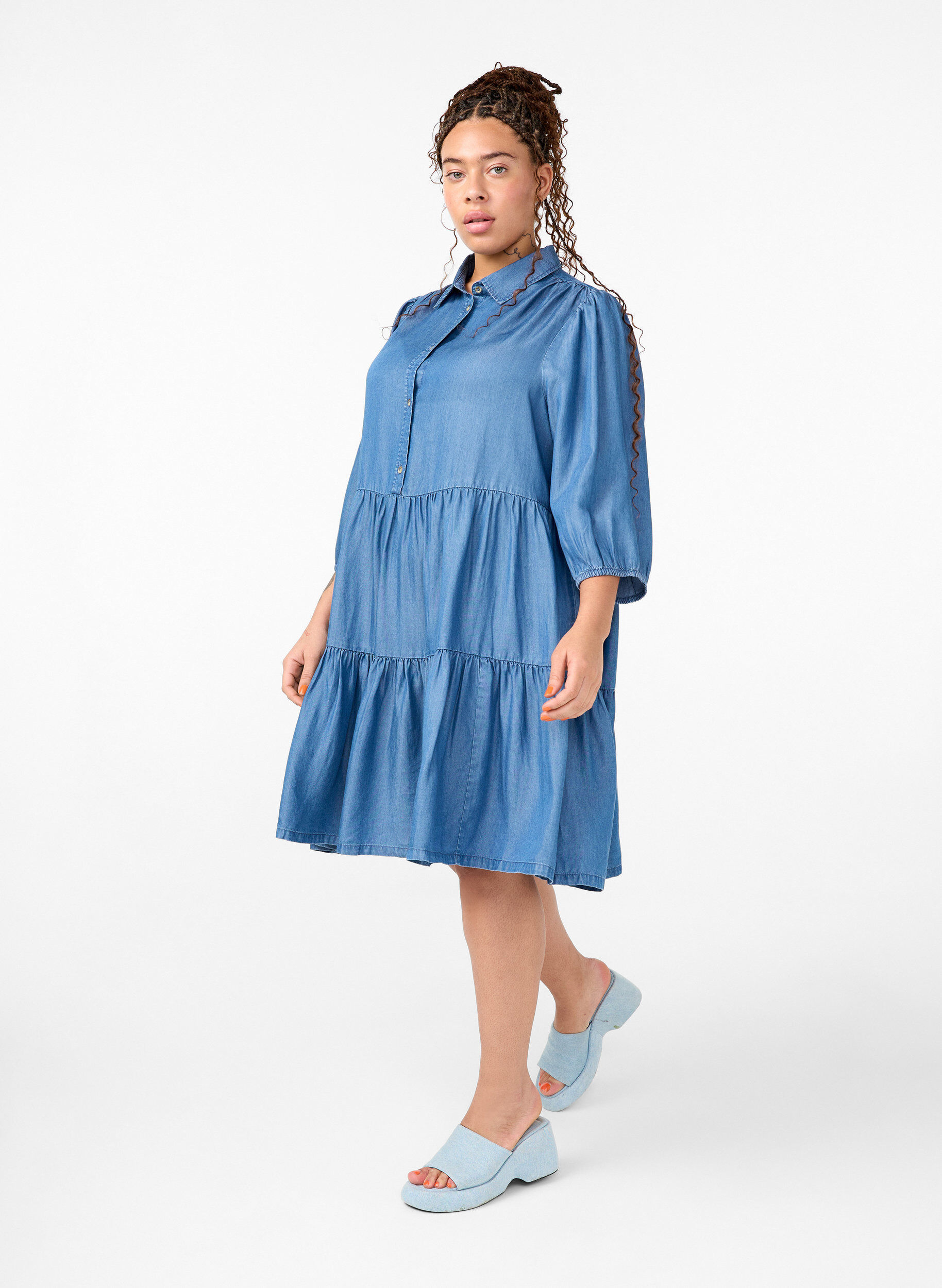 Zizzi Denim-Kleid aus TENCEL&trade; Lyocell mit 3/4 &Auml;rmeln, Blue Denim, Model image number 2
