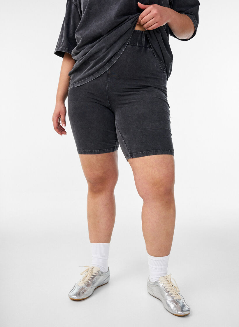 Eng anliegende Shorts aus Jersey in Washed-Optik, Schwarz, Model image number 3