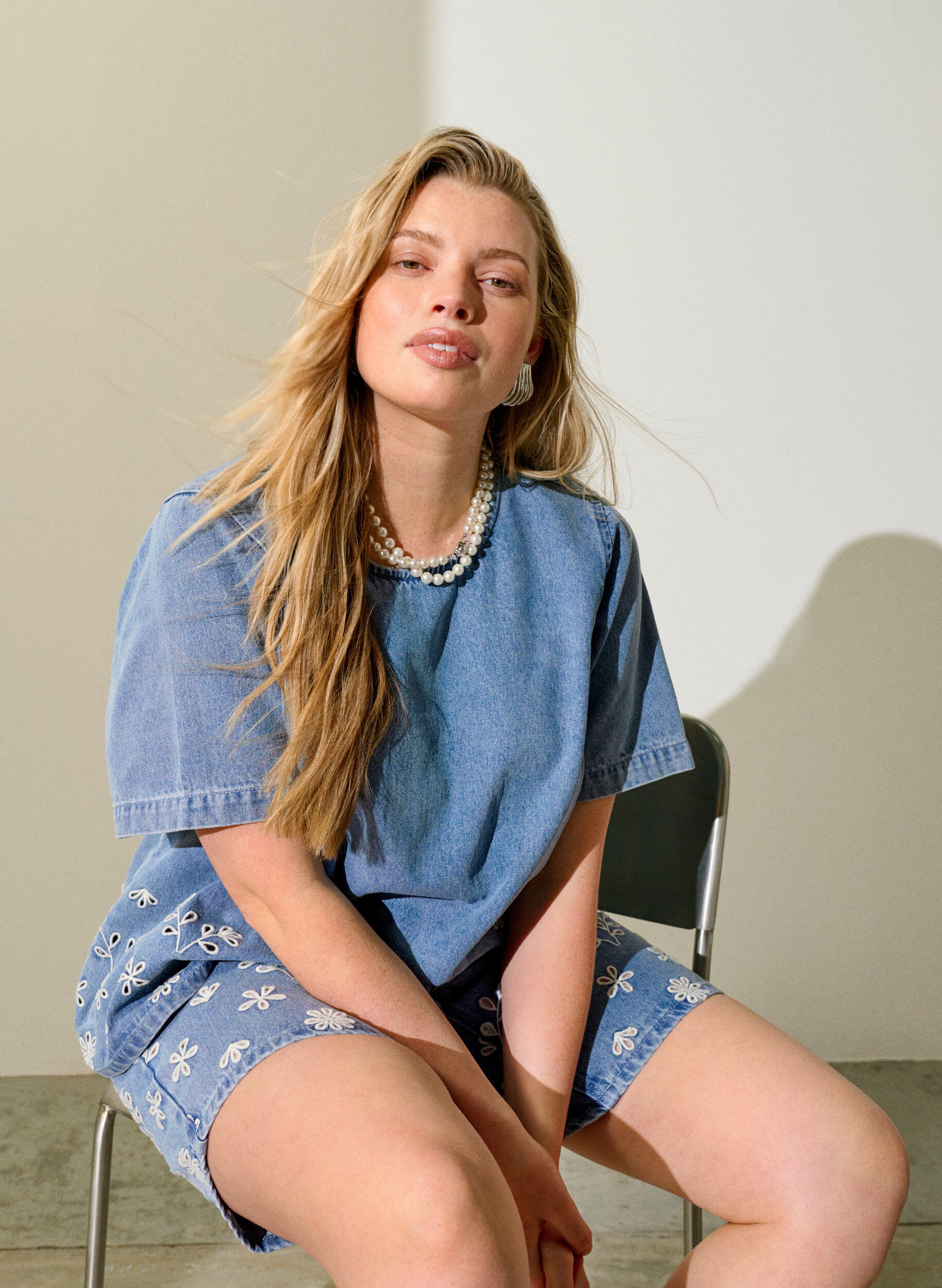 Zizzi Kurz&auml;rmelige Jeansbluse mit Lochstickerei, Blau, Image image number 0