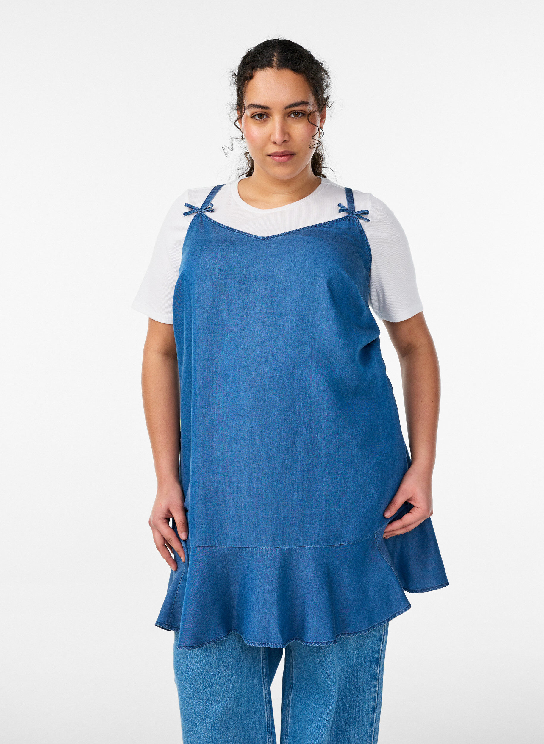 Knielanges Tr&auml;gerkleid aus TENCEL&trade; Lyocell in Denim-Optik, Blau, Model