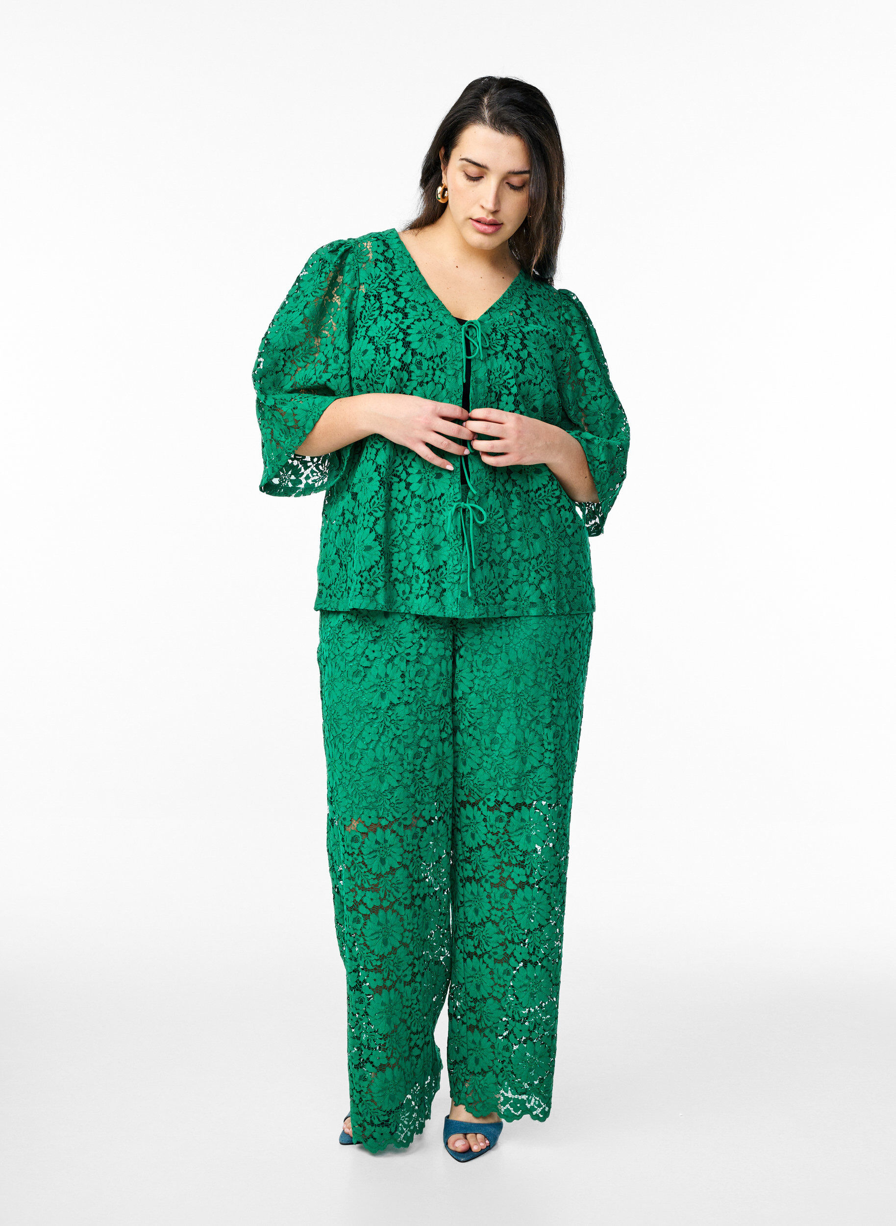 Zizzi Spitzenbluse mit 3/4-&Auml;rmeln und Schleifen auf der Vorderseite, Gr&uuml;n, Model image number 1