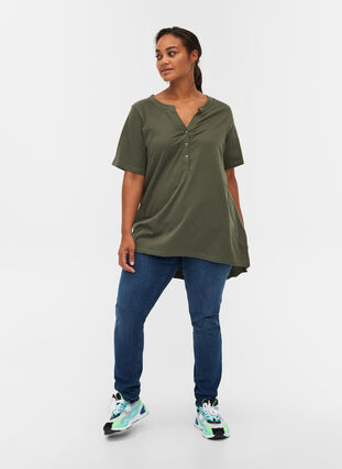 T-Shirt aus Baumwolle mit V-Ausschnitt und Knöpfen, Thyme, Model image number 2