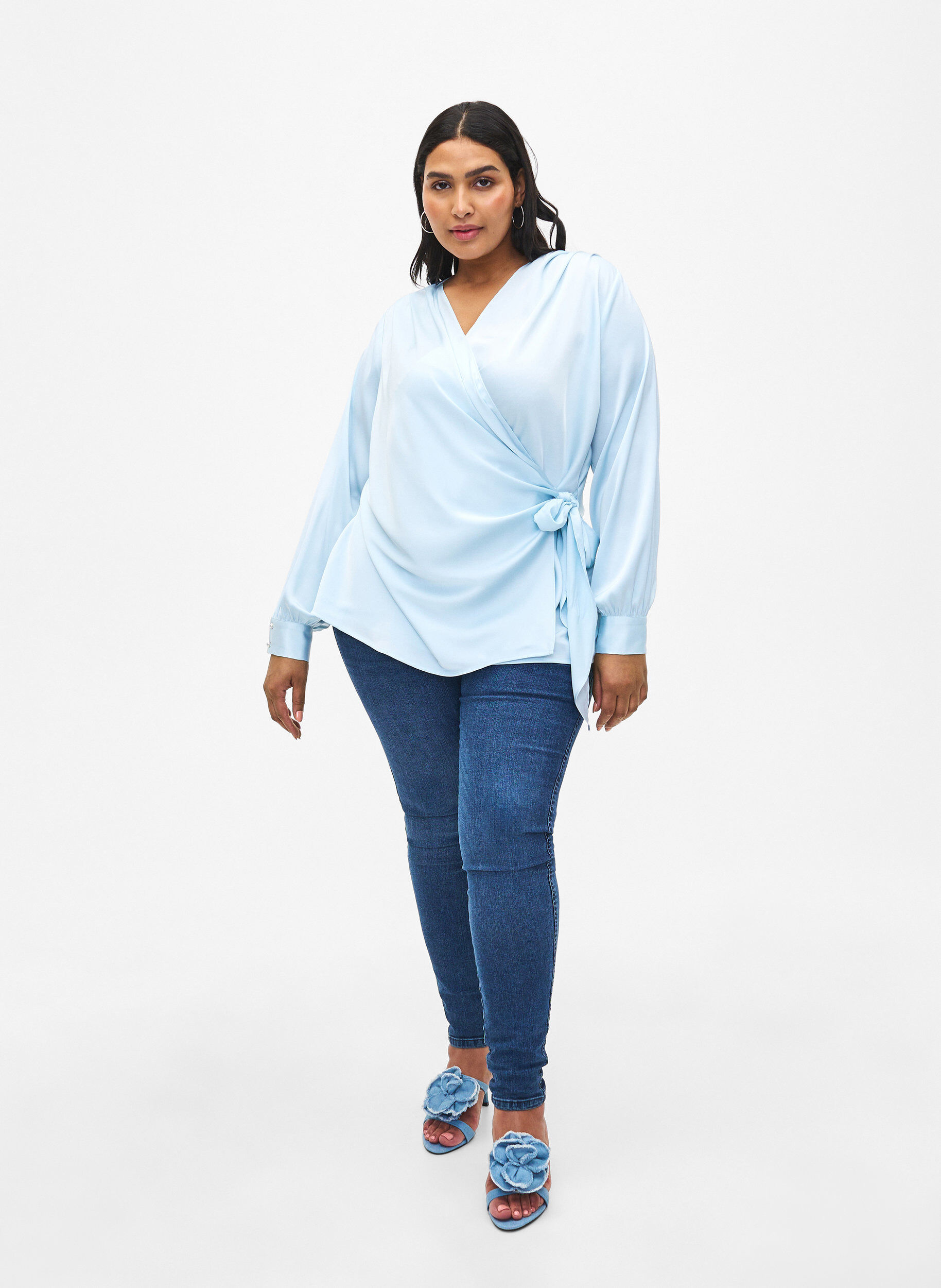 Zizzi  Partybluse aus Satin in Wickeloptik, Delicate Blue, Model image number 2