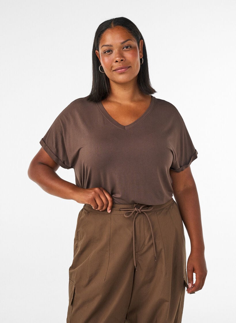 Basic T-Shirt aus Viskose mit V-Ausschnitt, Braun, Model image number 0