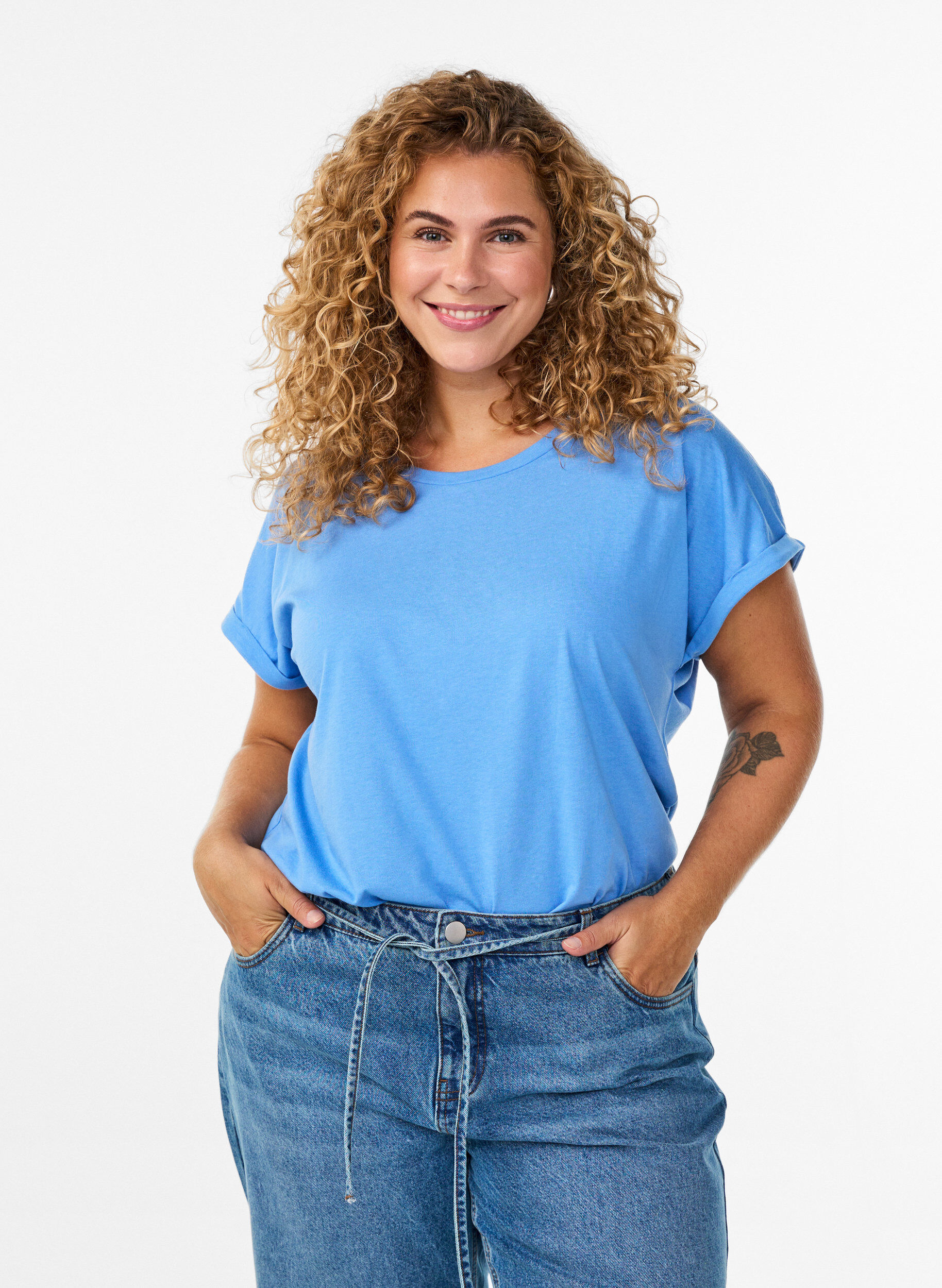 Kurz&auml;rmeliges T-Shirt aus einer Baumwollmischung, Blau, Model