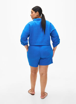Kurze Hosen mit Taschen aus Baumwoll-Musselin, Victoria blue, Model image number 1
